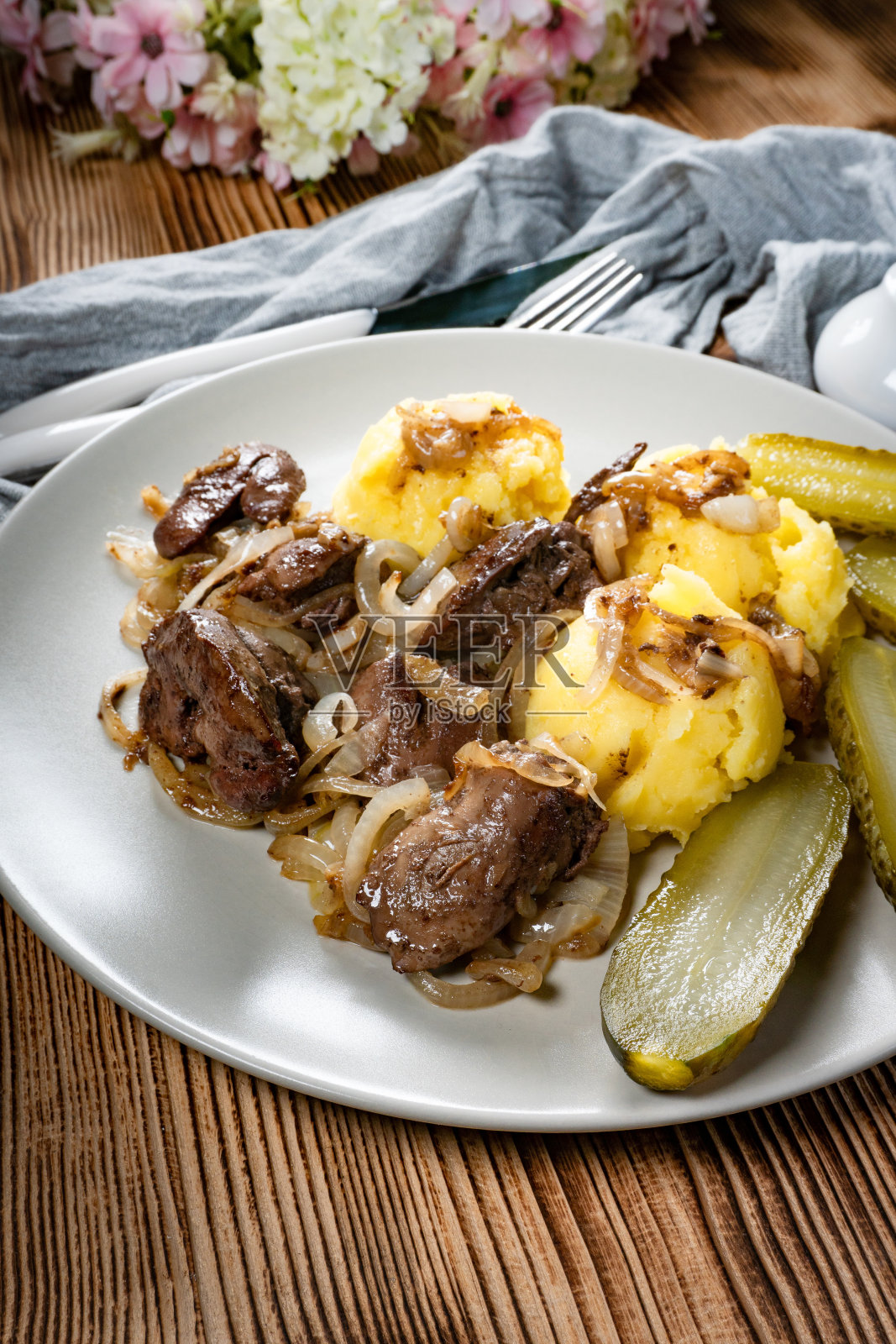 洋葱炒肝。照片摄影图片