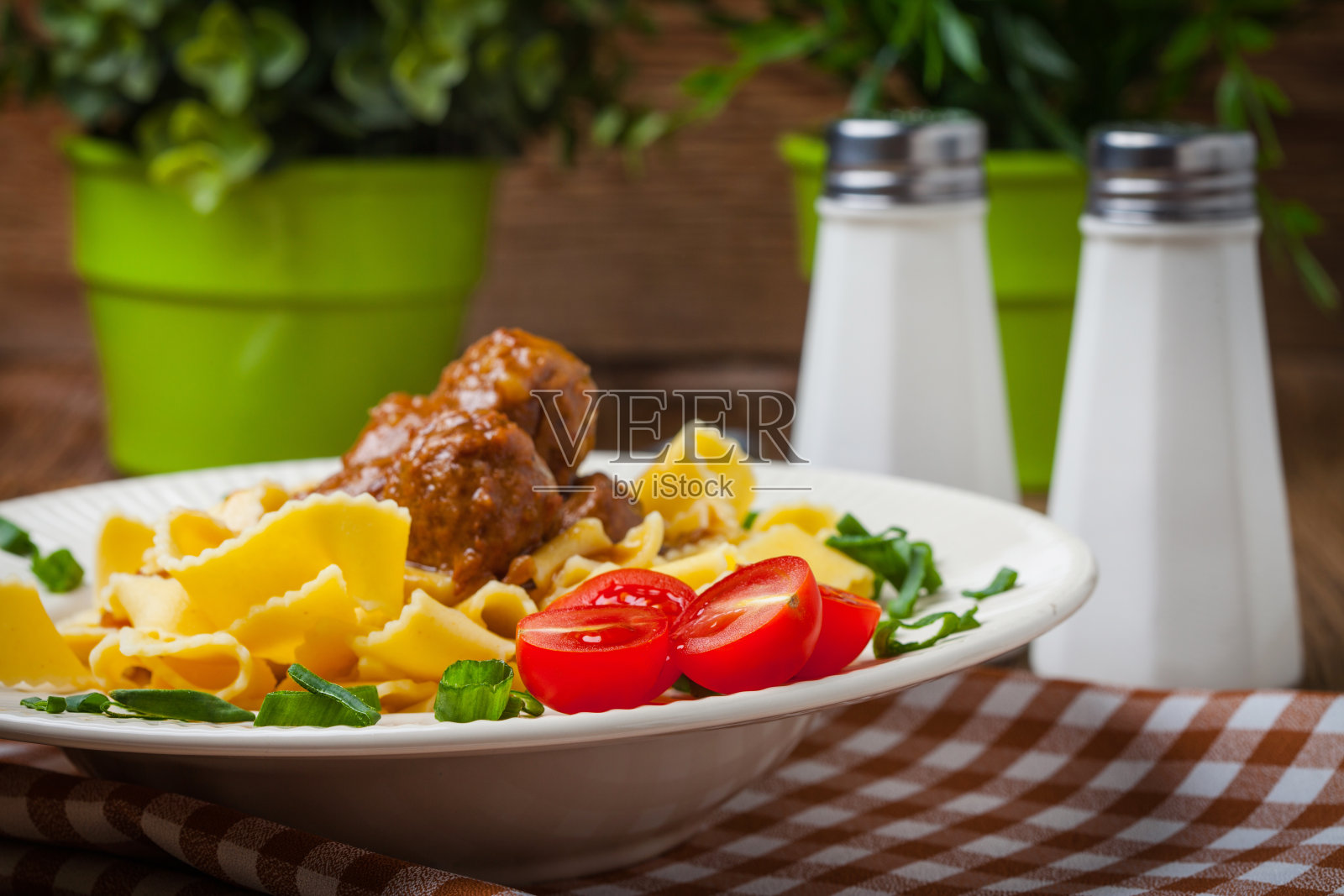 意大利宽面，黑酱肉丸和番茄。照片摄影图片