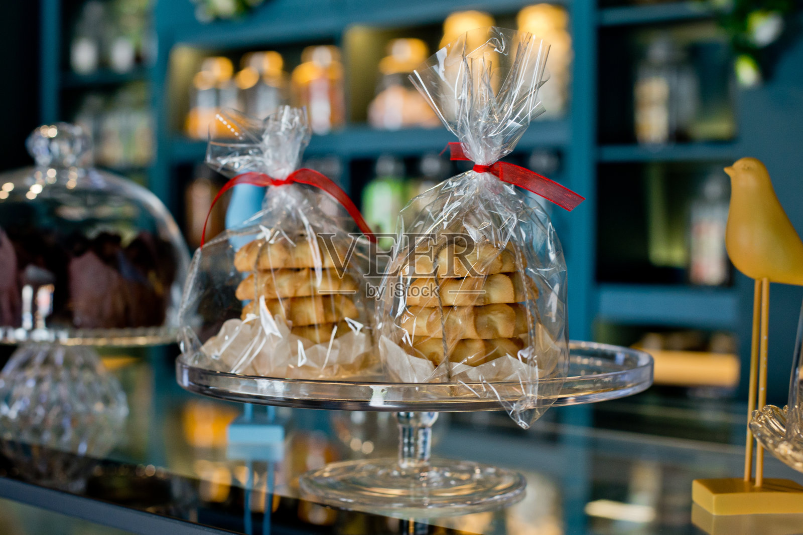 咖啡馆里的小摊上，各式各样装在塑料袋里的美味饼干照片摄影图片