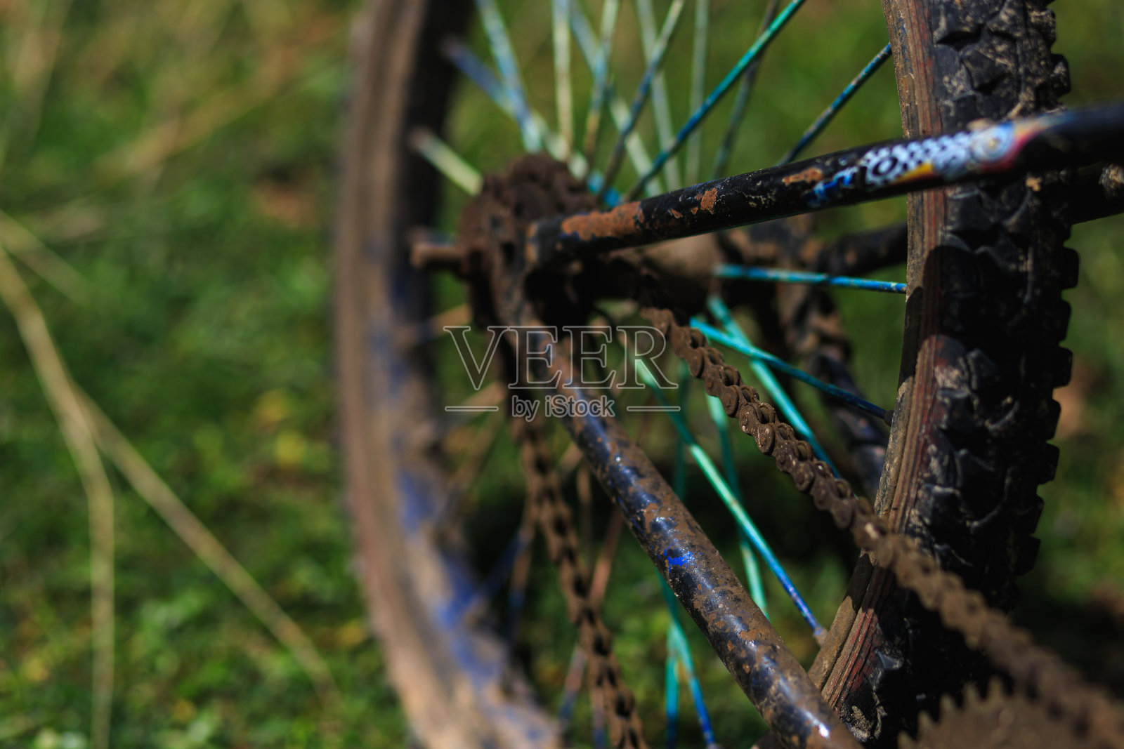 旧生锈的冲压钢车轮上的机器与1螺栓照片摄影图片