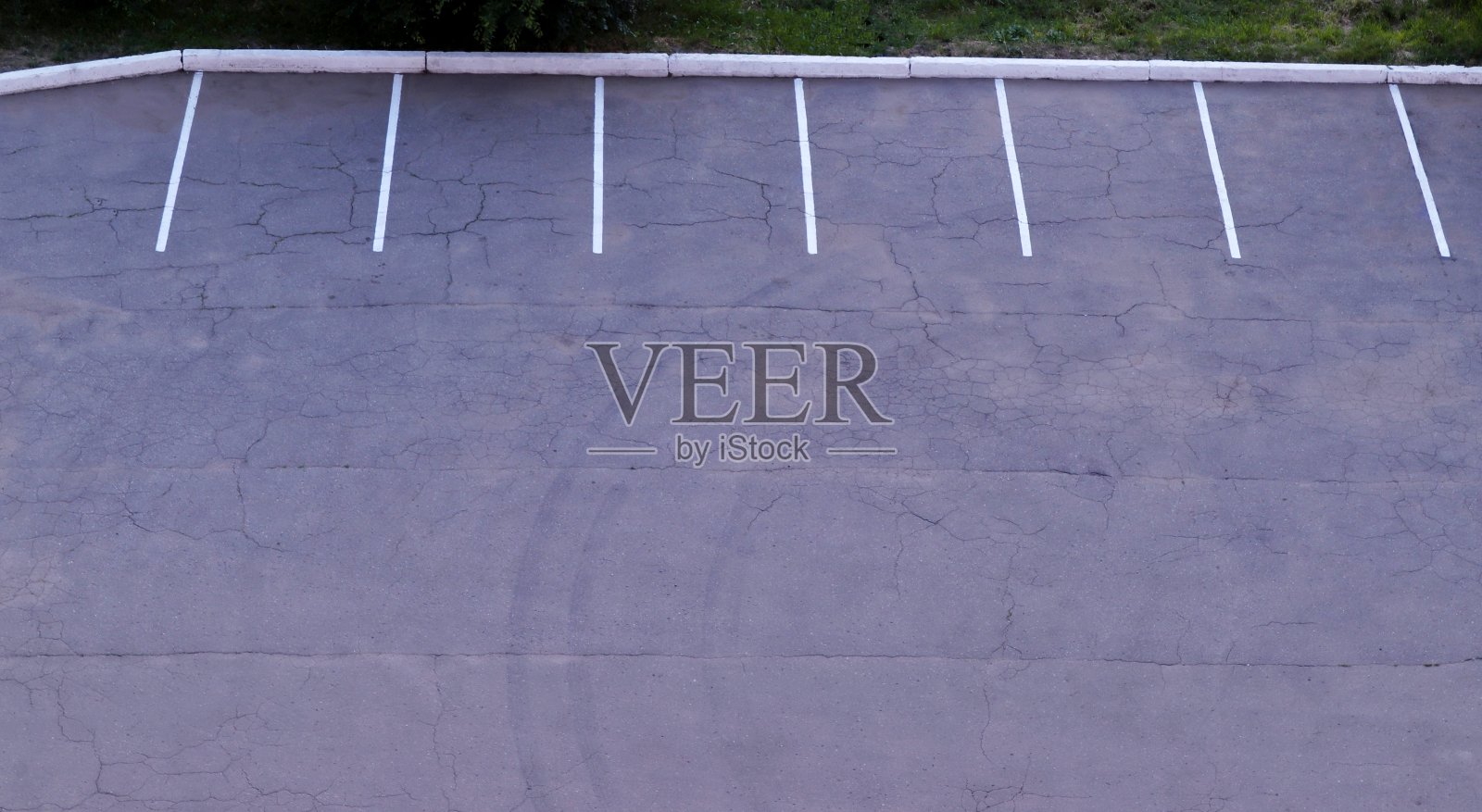 从鸟瞰的角度看，一个指定的空停车场。照片摄影图片