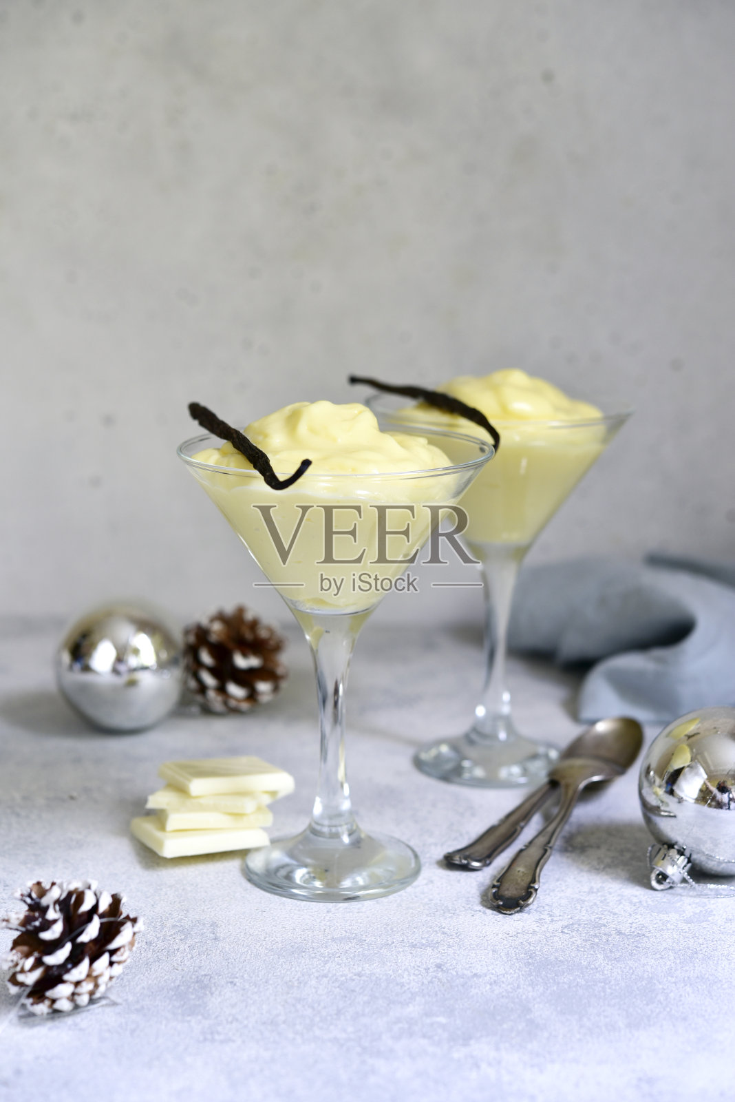 节日美味香草布丁配白巧克力。照片摄影图片