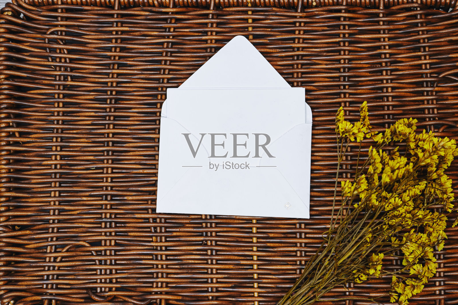 白色信封模型，空白模板与黄色吉思罗非花在西班牙半法背景照片摄影图片