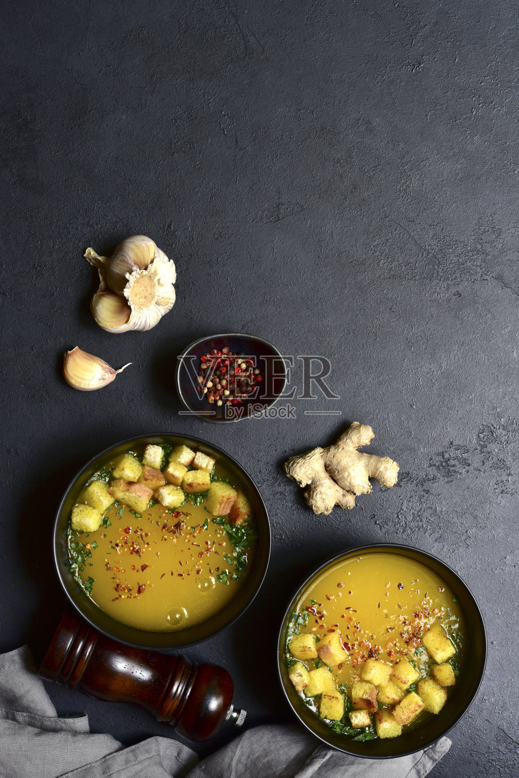 姜蒜辣南瓜汤。带复制空间的俯视图。照片摄影图片