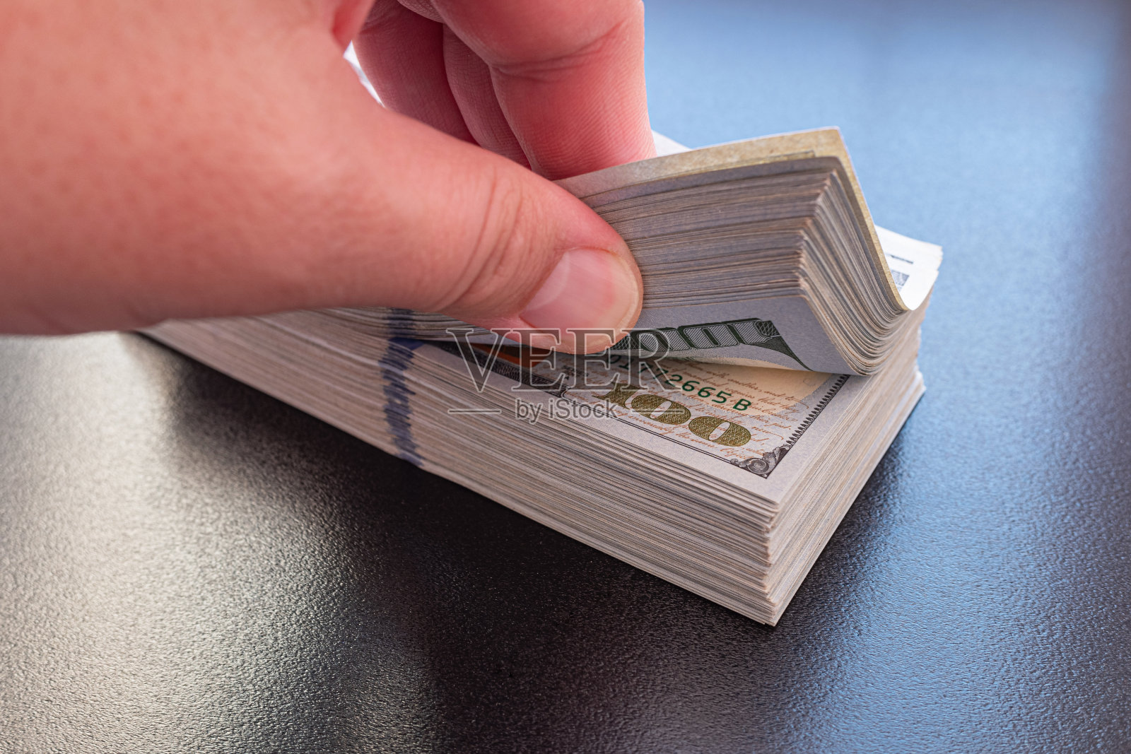 一叠一百美元的钞票。新版100美元纸币。照片摄影图片