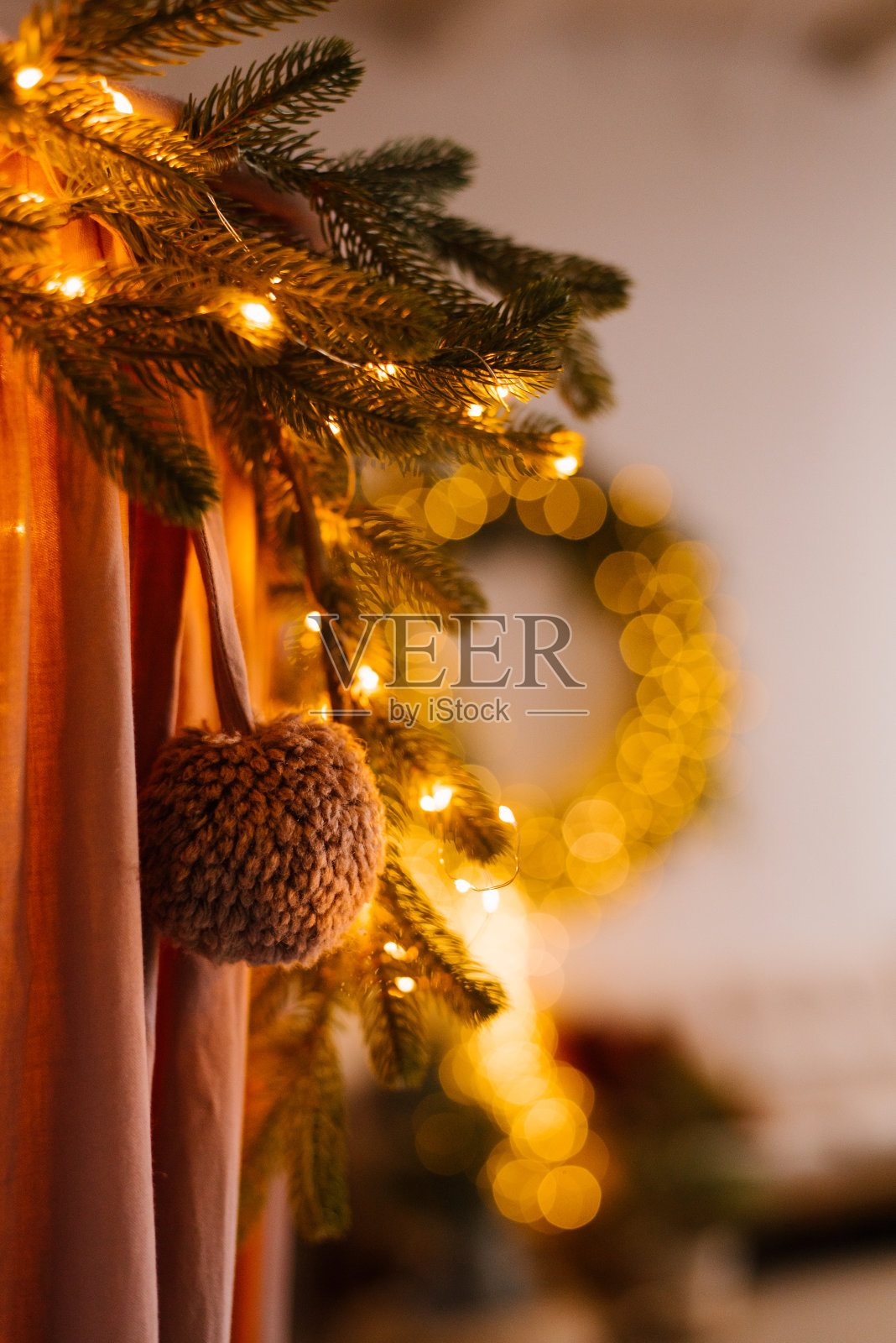 装饰元素，一个柔软的铃铛在舒适的圣诞灯背景在卧室或客厅的房子照片摄影图片