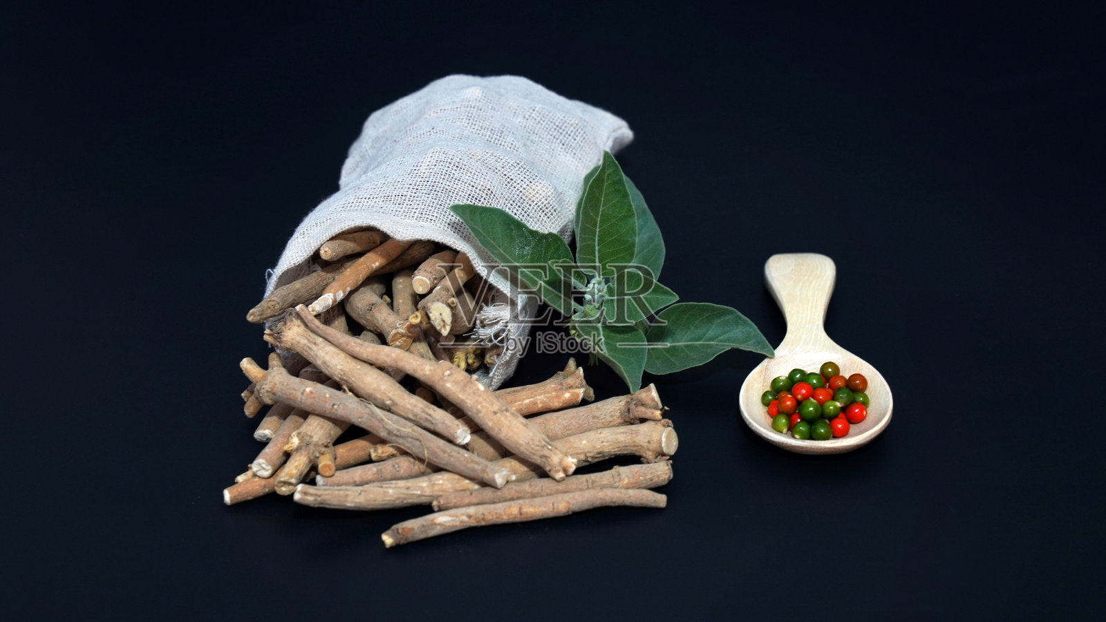 Withania somnifera或Ashwagandha，印度强大的草药，保健和减轻压力照片摄影图片