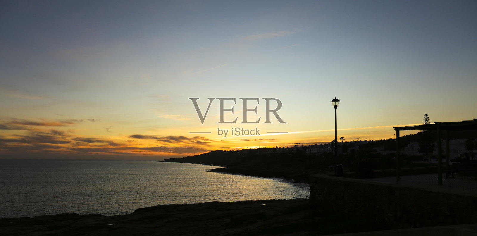 美丽的日落在普拉亚达卢兹，阿尔加维照片摄影图片