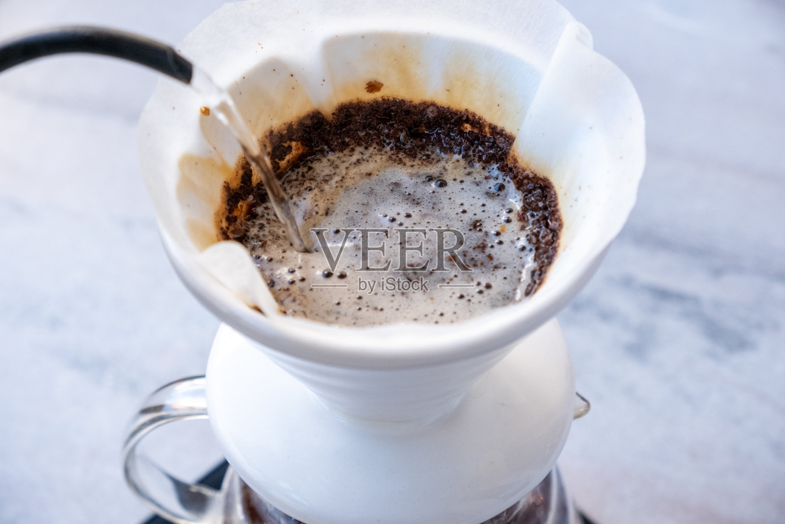 用v60法冲泡咖啡照片摄影图片