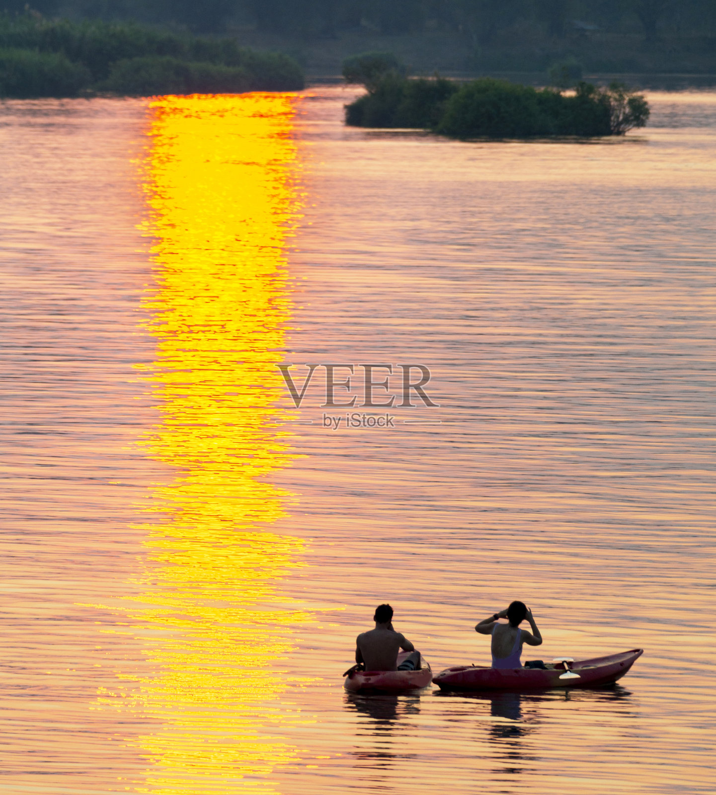 日落时分的皮划艇爱好者，在美丽的4000个岛屿上，湄公河上，老挝南部的Don Det。东南亚。照片摄影图片