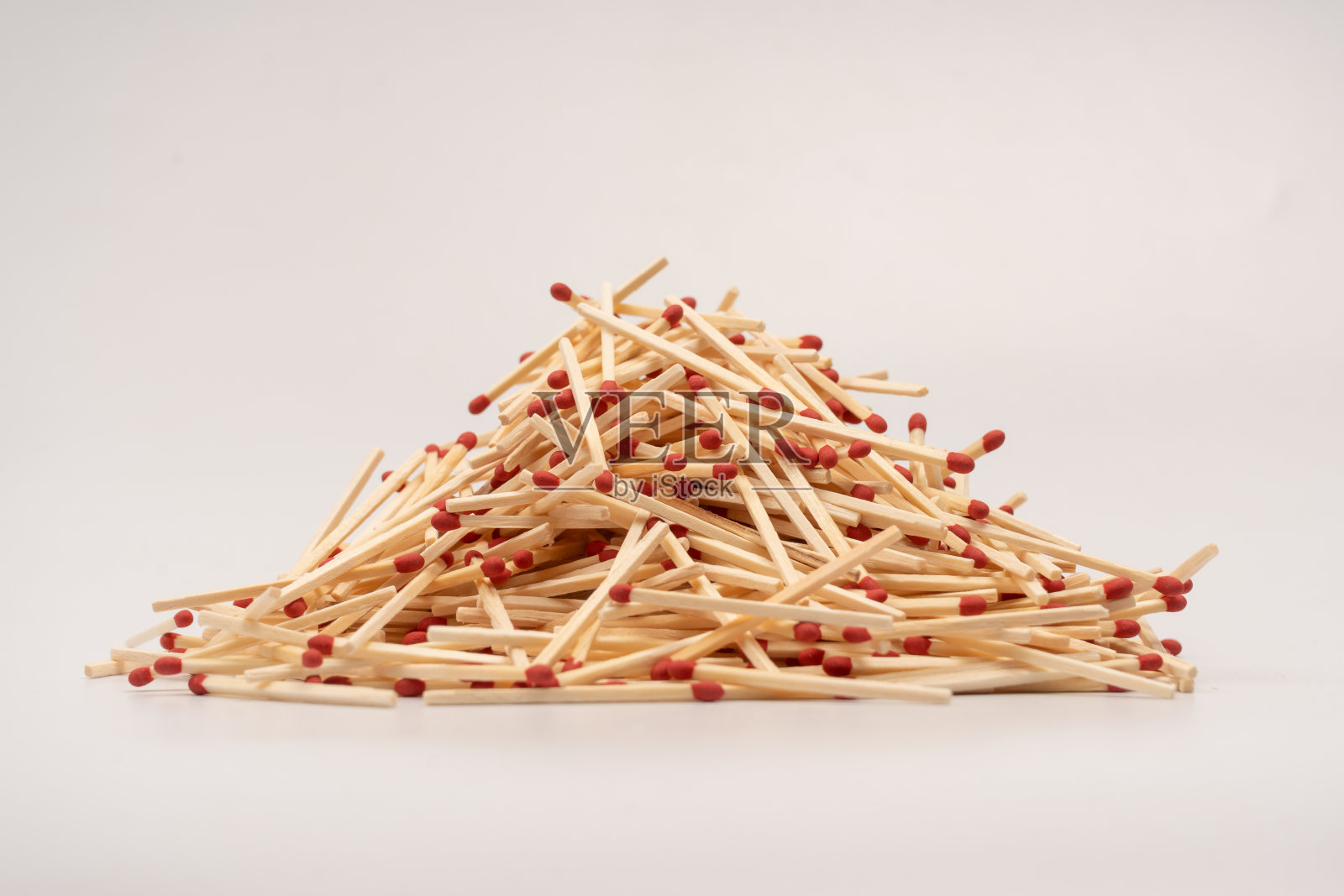 新的火柴棍被隔离在背景上。照片摄影图片