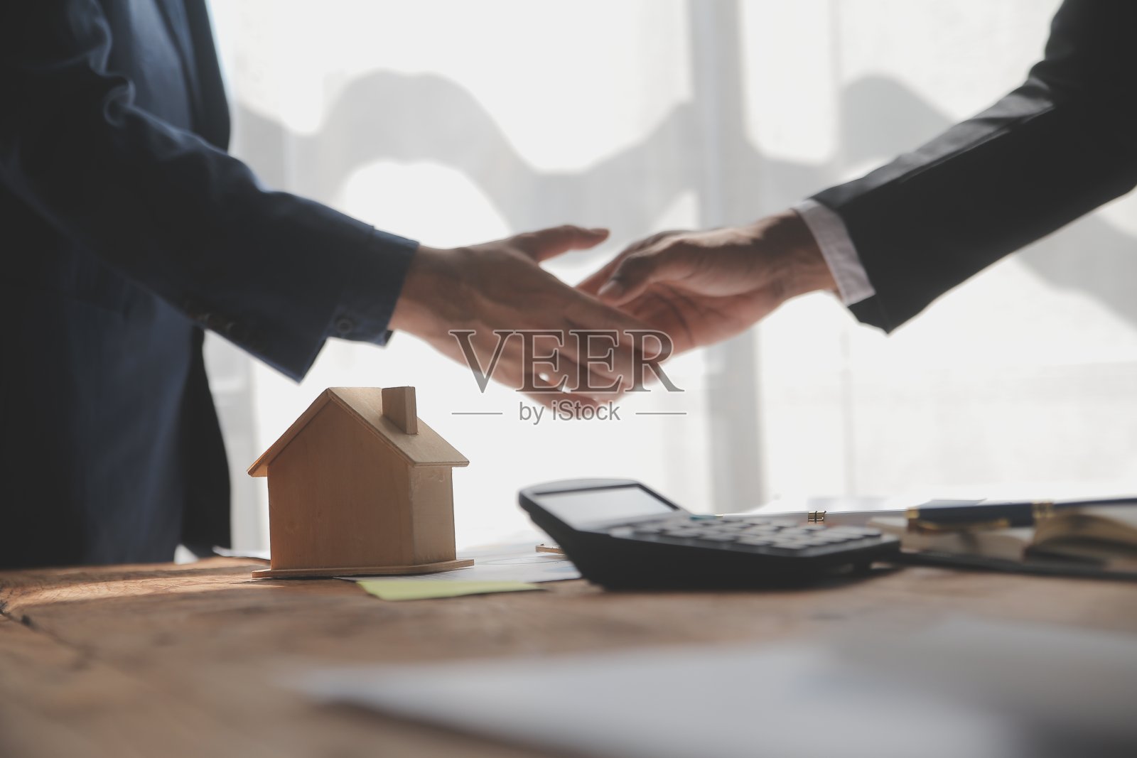 房地产经纪代理向客户交付样板房样品，签订抵押贷款协议，制定房屋租赁和买卖合同，签订房屋保险抵押贷款概念照片摄影图片