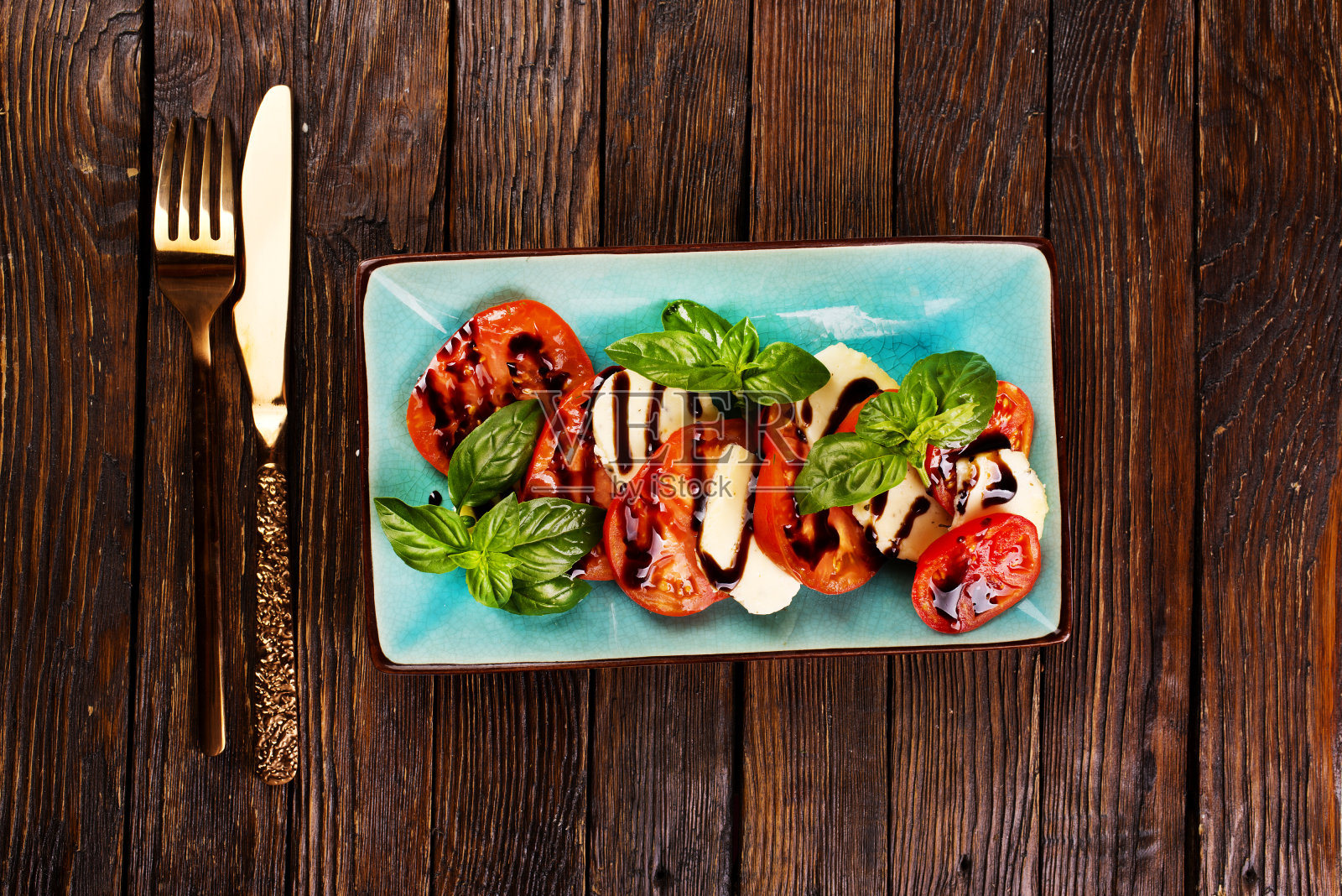 卡普雷沙拉配马苏里拉奶酪，西红柿和罗勒。典型的意大利菜照片摄影图片