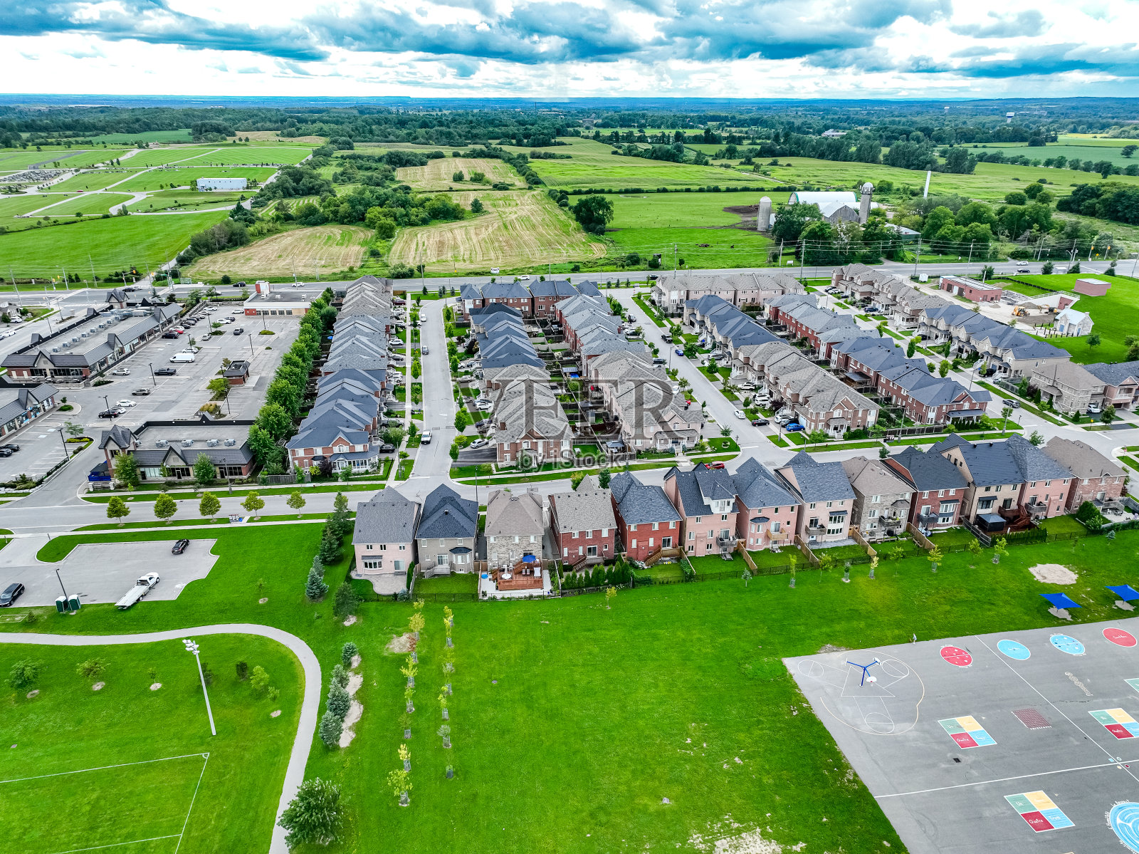 塔山和威廉尼尔社区公园在巴瑟斯特街和国王沃恩路，列治文山，加拿大照片摄影图片