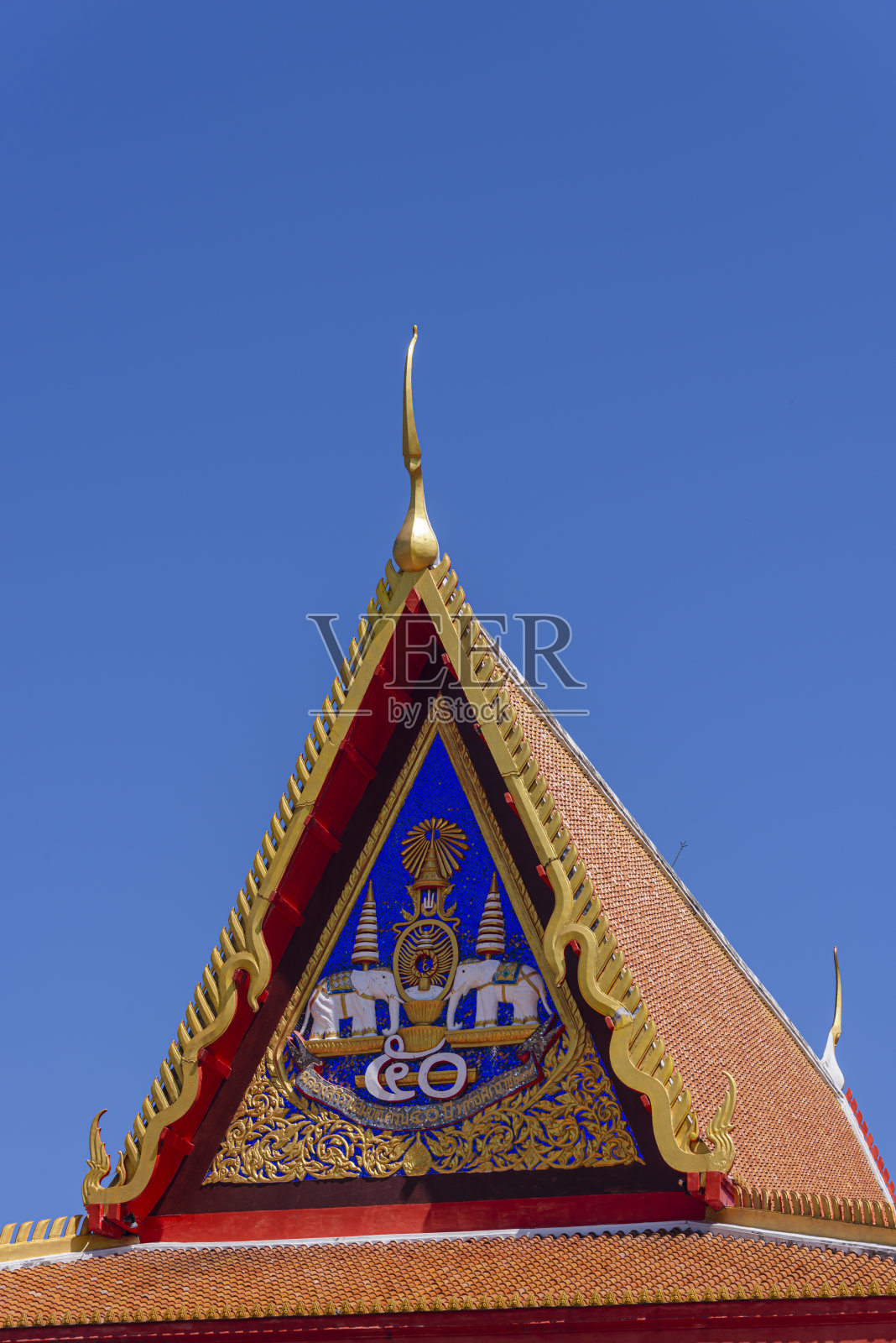 泰国普吉岛古城，尼米特寺华丽的屋顶和金色的雕像装饰照片摄影图片