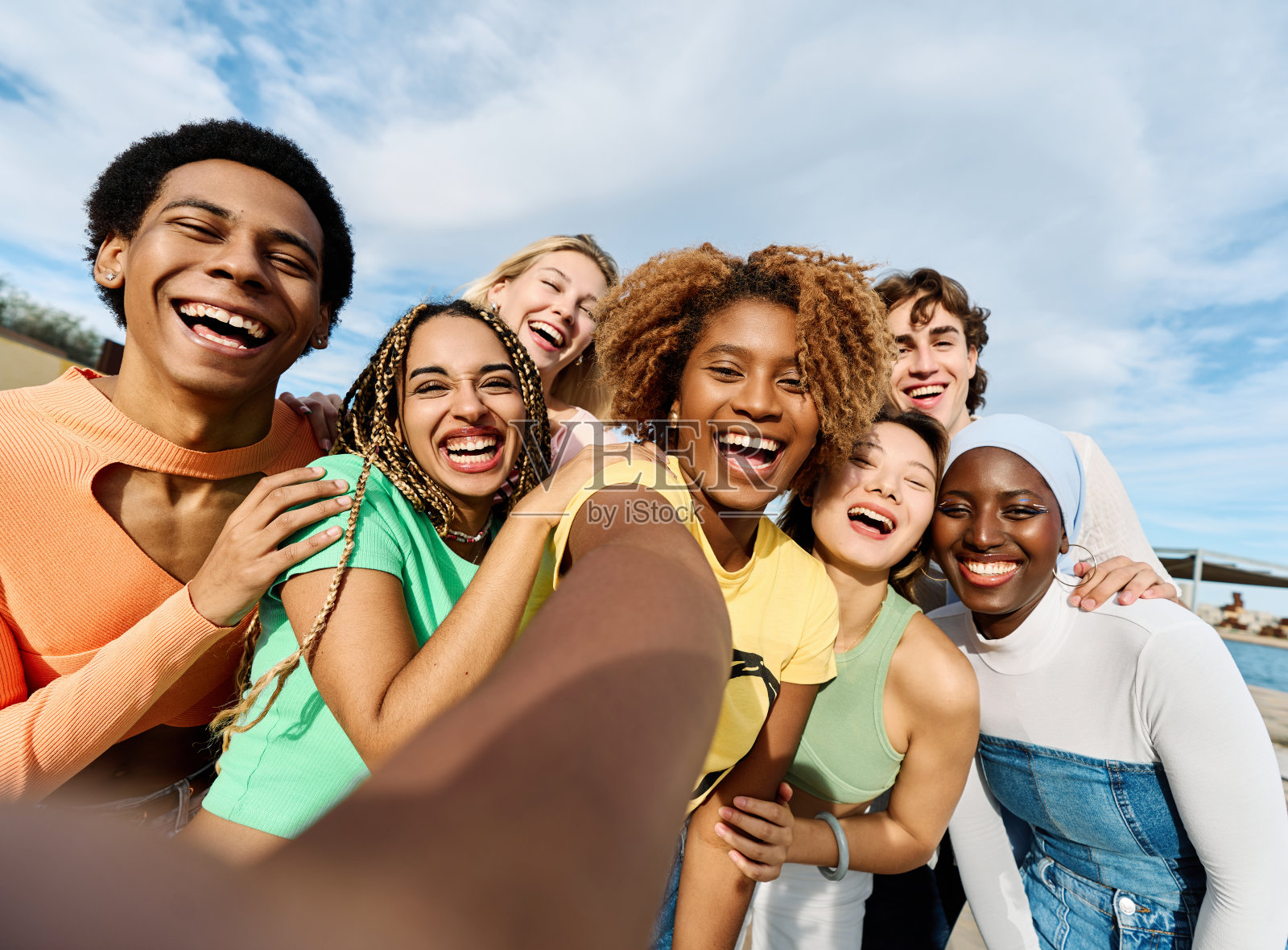 快乐的多民族朋友在一起自拍照片摄影图片