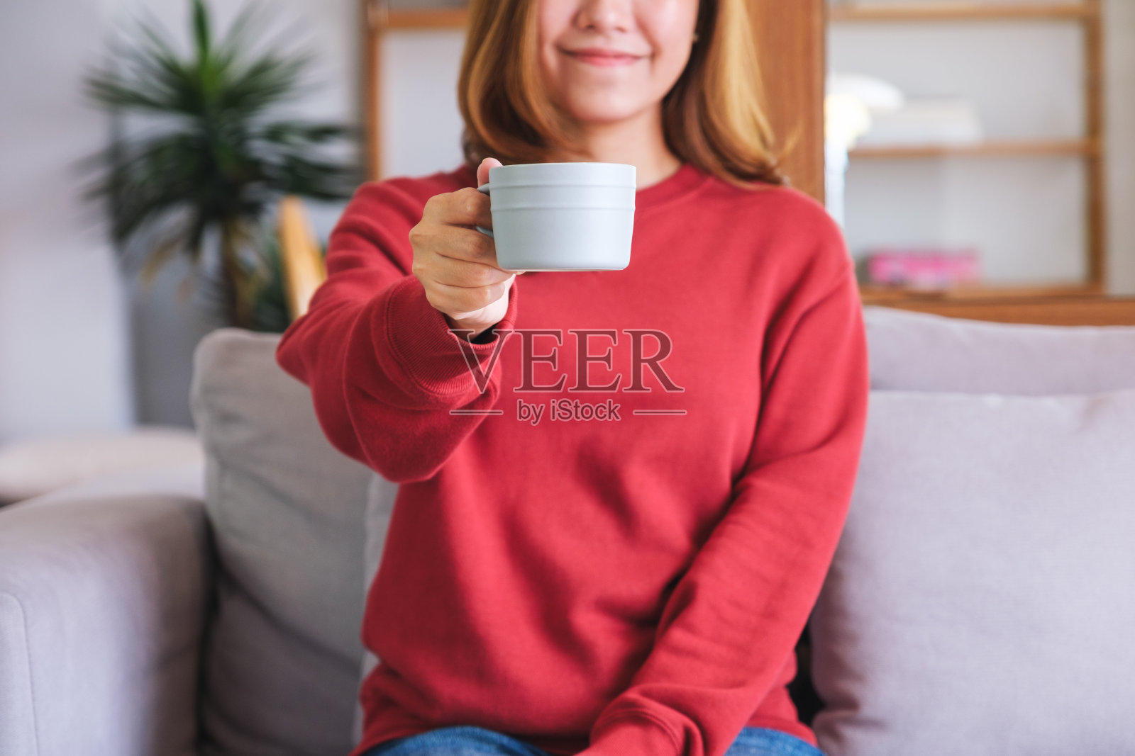 手持热咖啡的女人特写照片摄影图片