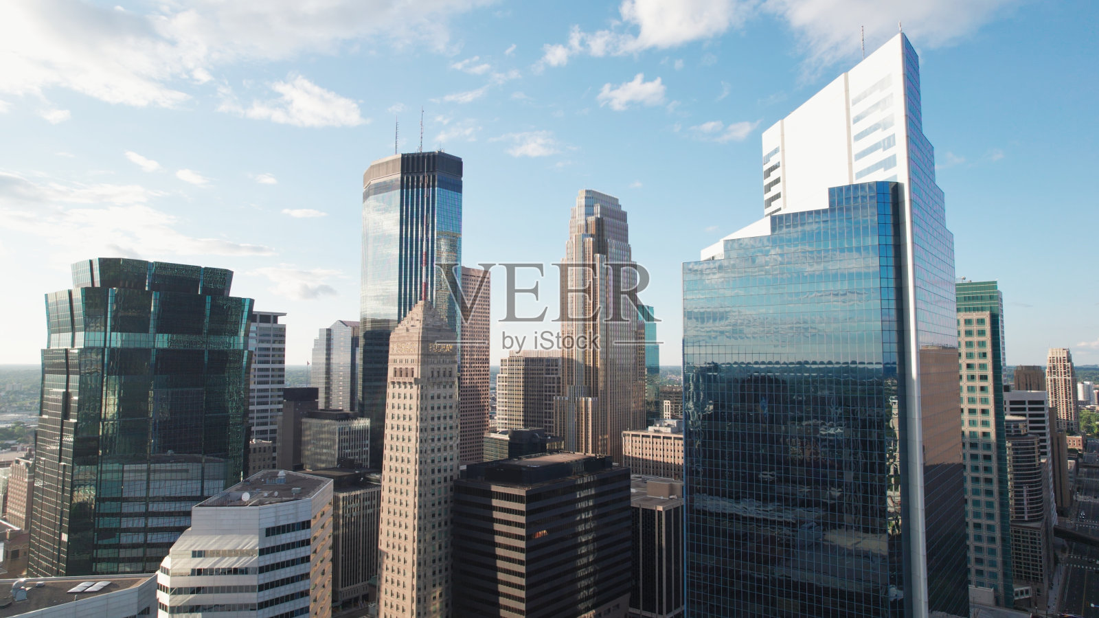 无人机拍摄的明尼阿波利斯市中心，明尼苏达州照片摄影图片