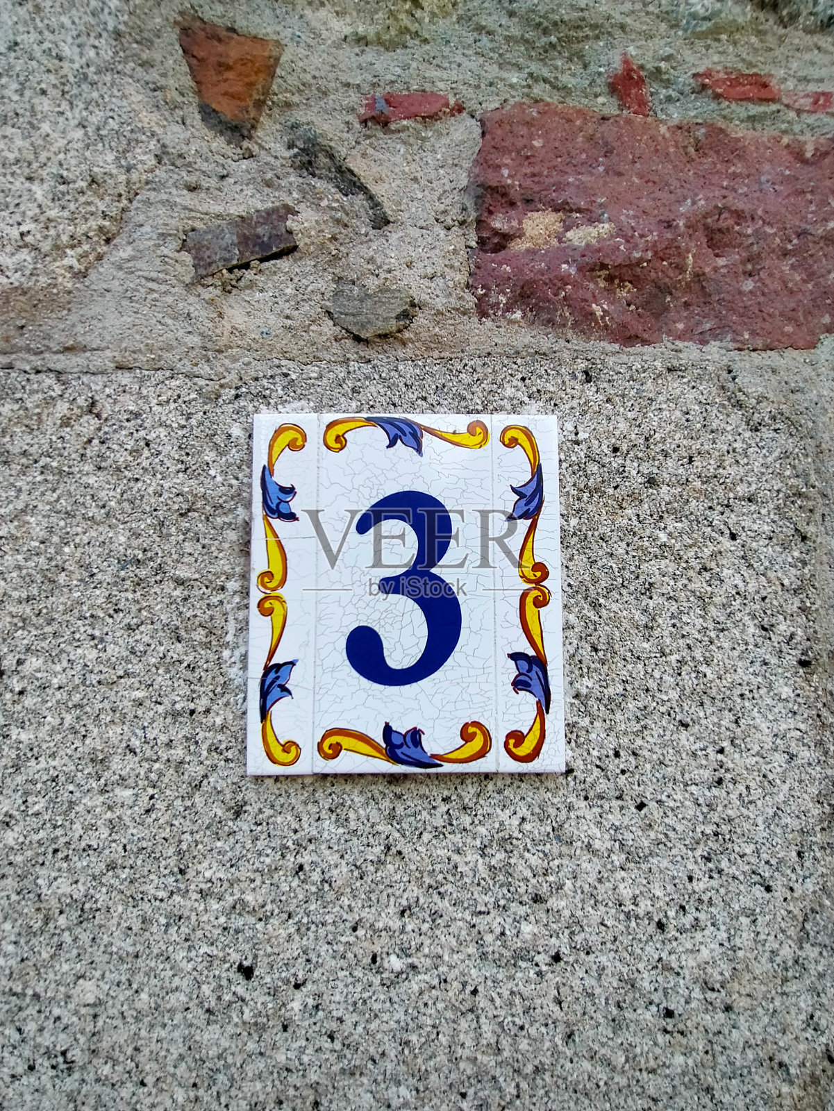 第三个，在白色瓷砖上有黄色和蓝色的边框照片摄影图片