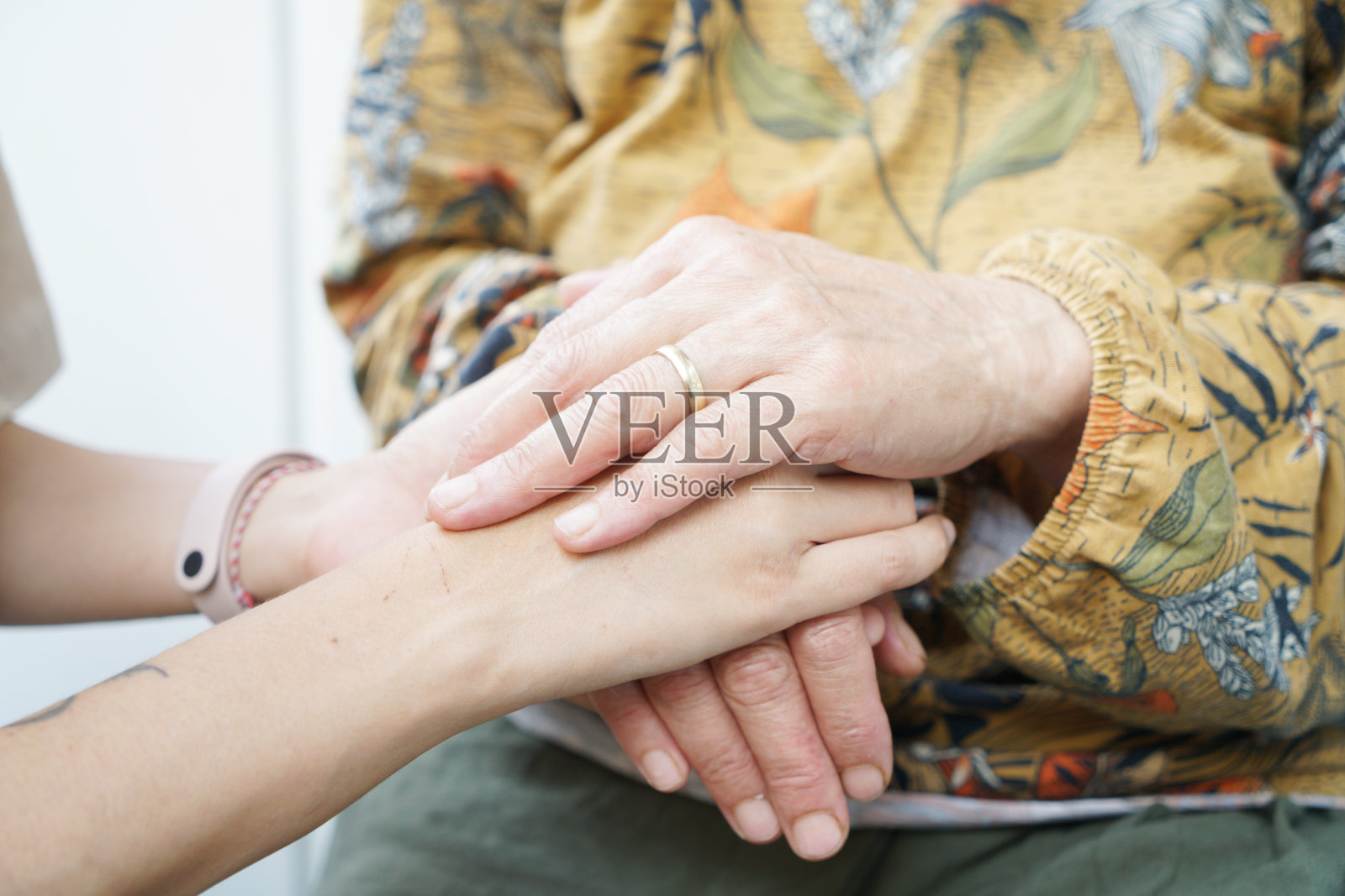 母亲和女儿的手相遇照片摄影图片