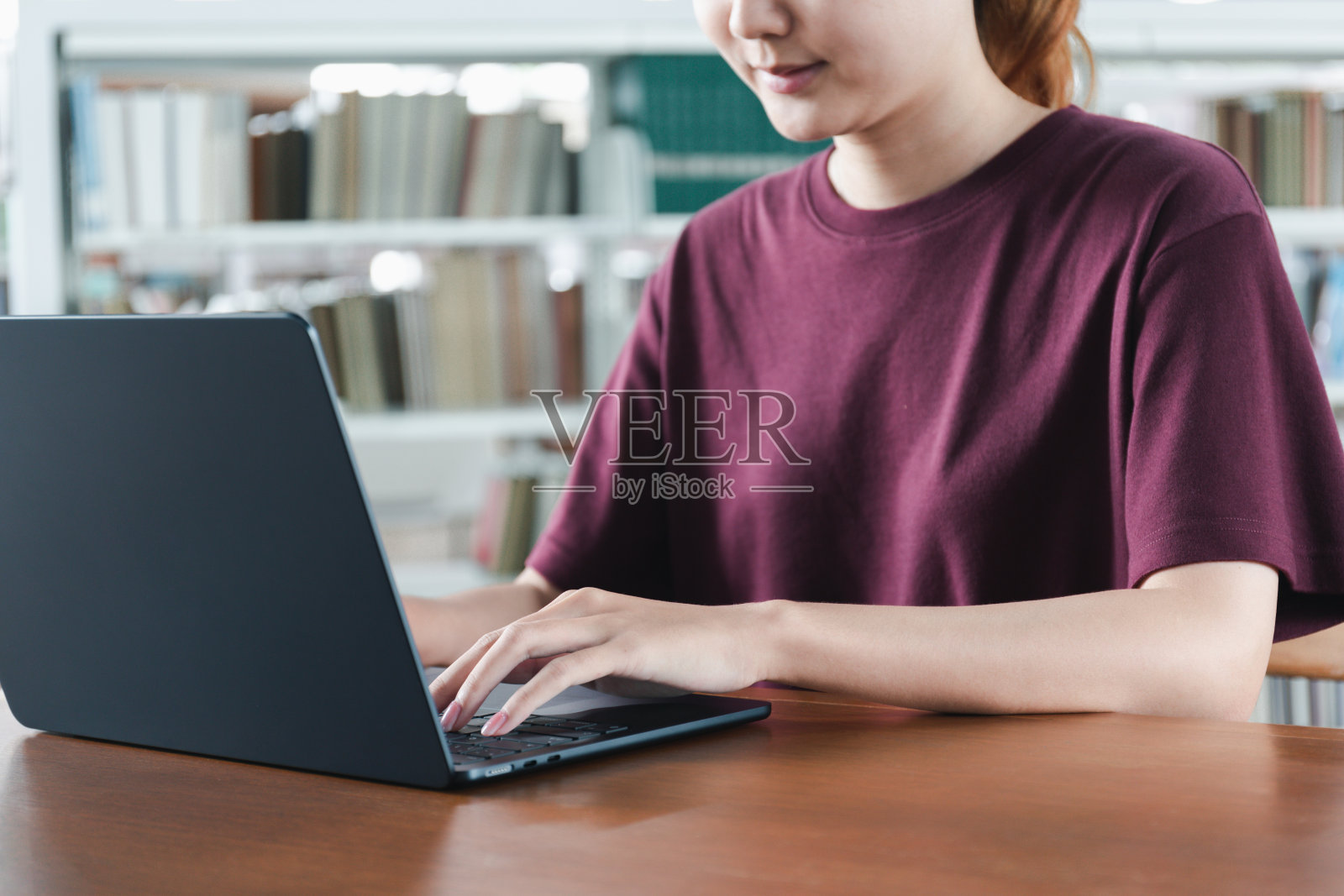 女生跟老师在线学习，快乐女青年跟图书馆网络学习，远程教育照片摄影图片