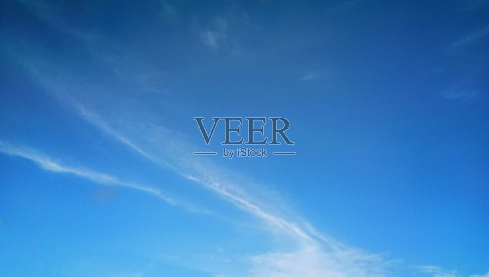 蓝天和蓬松的白云混在一起，引人注目。照片摄影图片