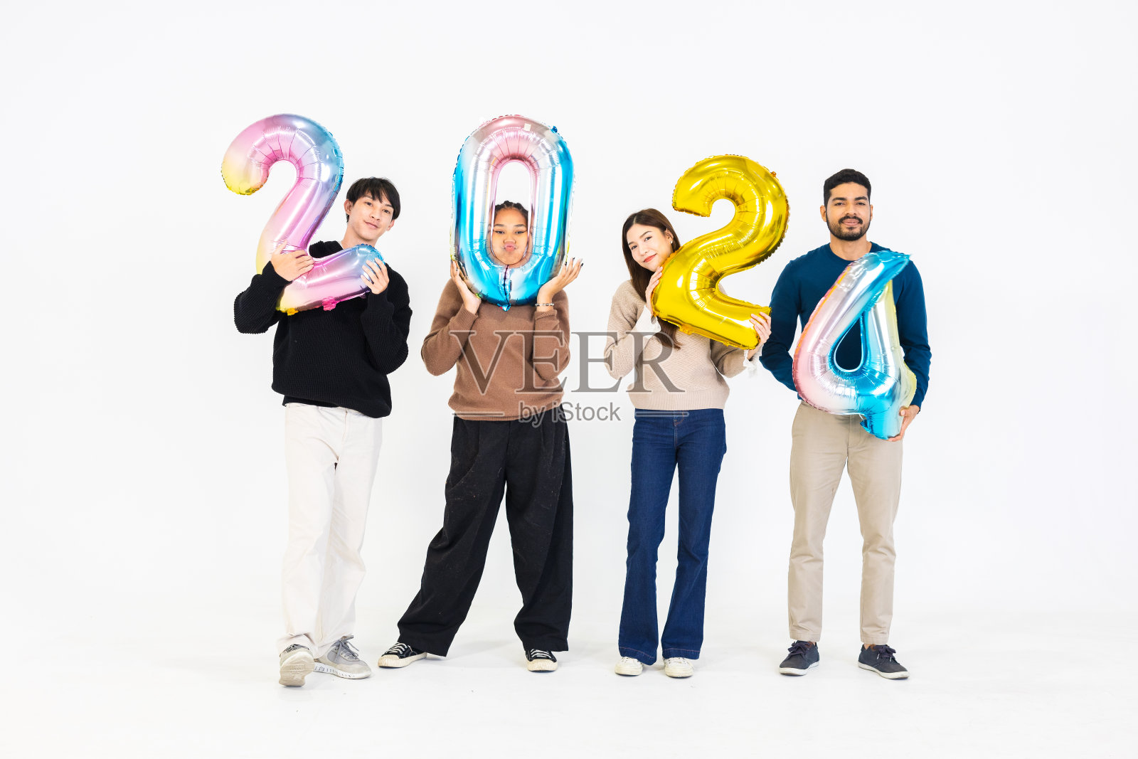 新的一年，新的开始:快乐的一群朋友迎接2024，白色背景上的微笑和团结照片摄影图片