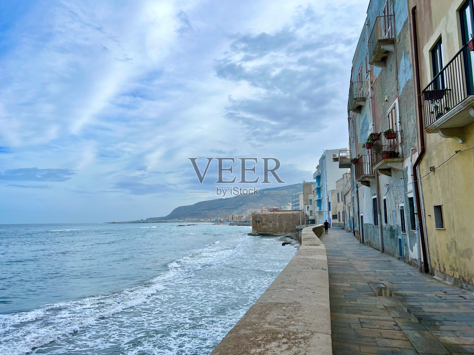 老城区的景色。特拉帕尼的历史中心。俯瞰大海的城墙。Ligny塔。意大利西西里岛。照片摄影图片