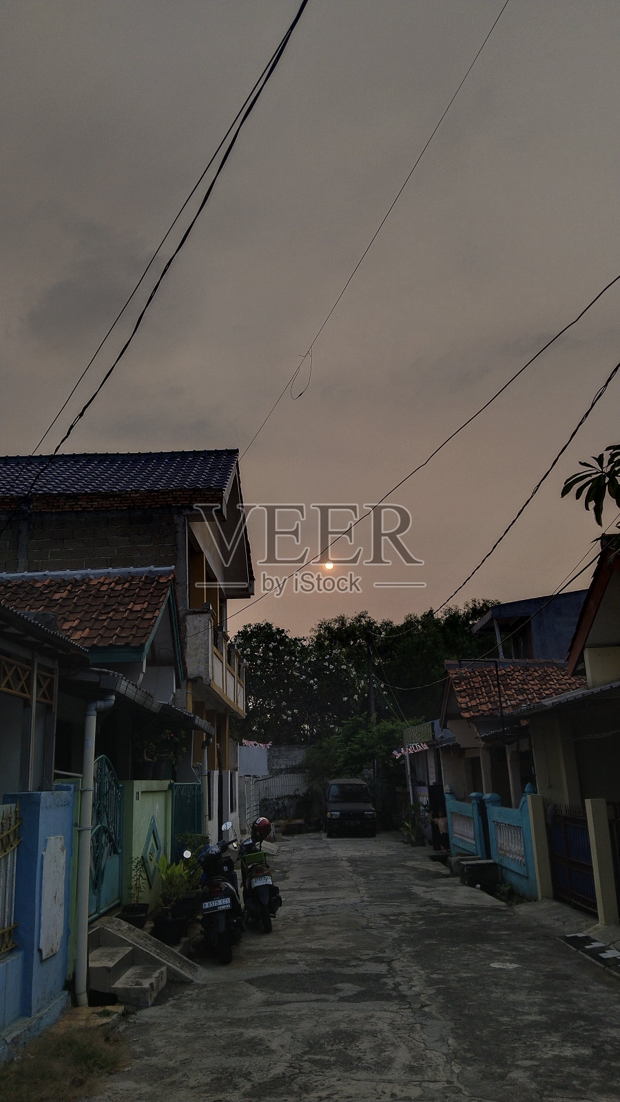 暮色笼罩着住宅区的气氛照片摄影图片