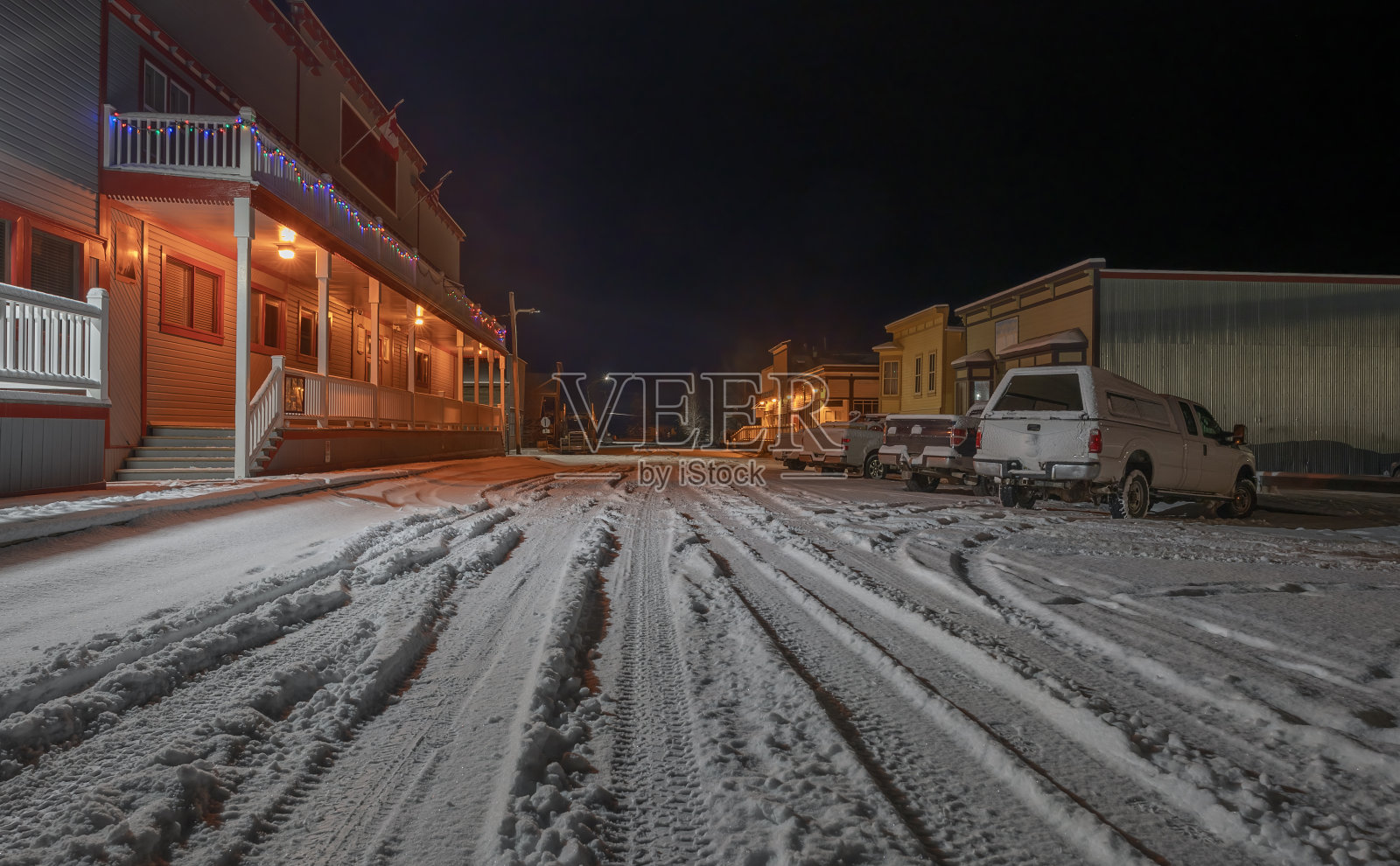冬夜白雪覆盖的街道照片摄影图片