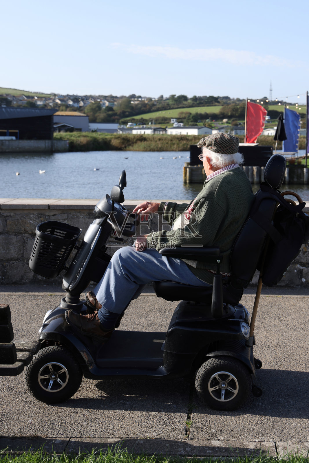 一位老先生骑着代步车观光照片摄影图片