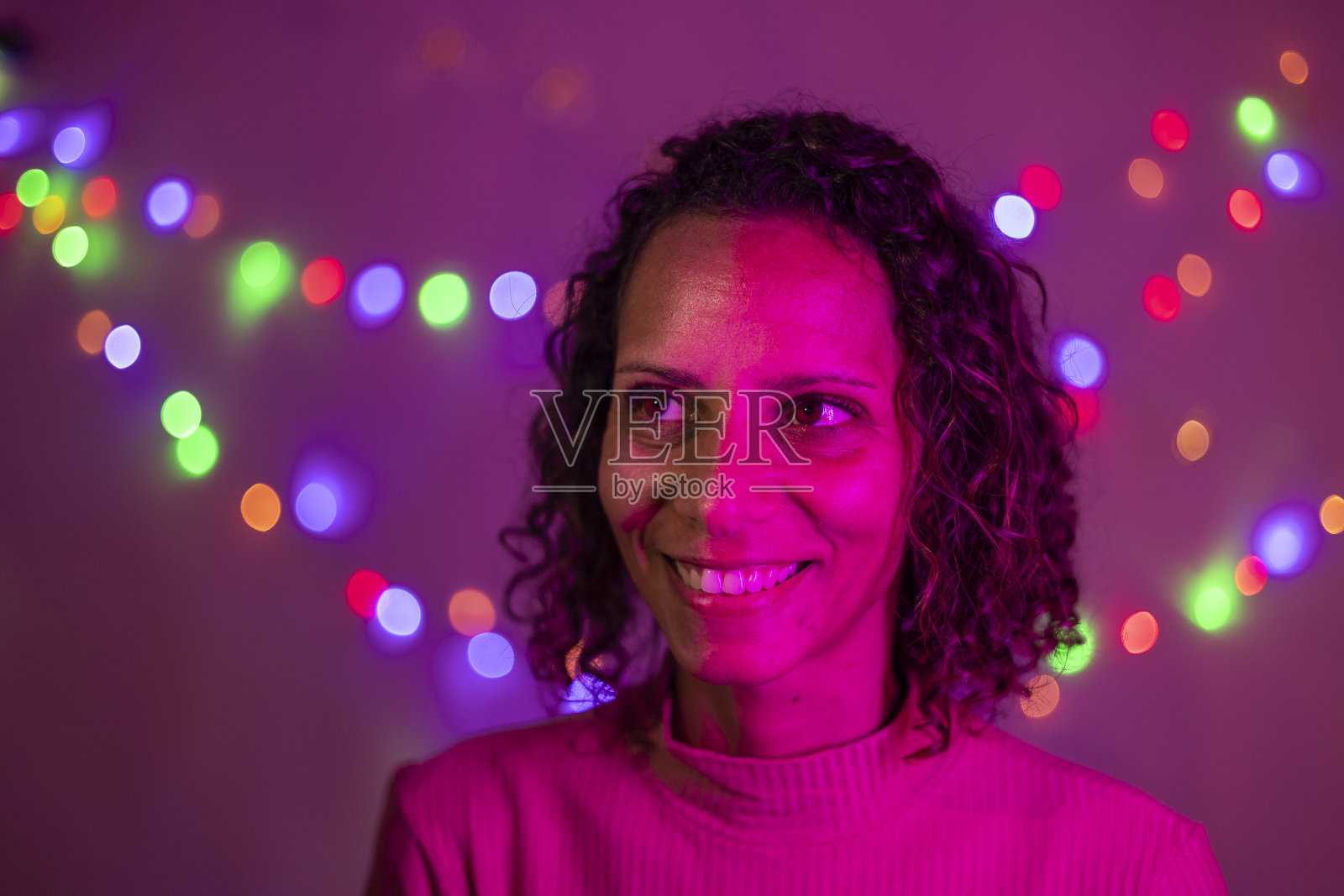 30多岁黑人女性的微笑画像照片摄影图片