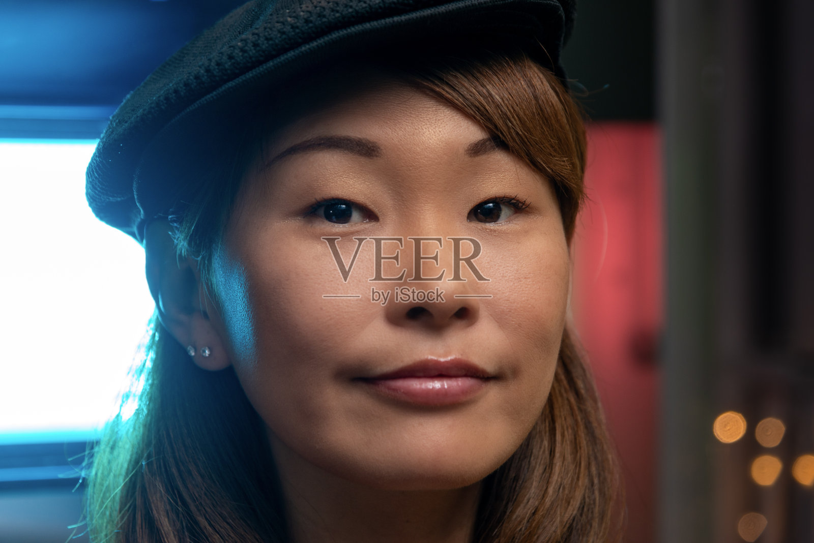 一个日本年轻女子的夜间肖像照片摄影图片