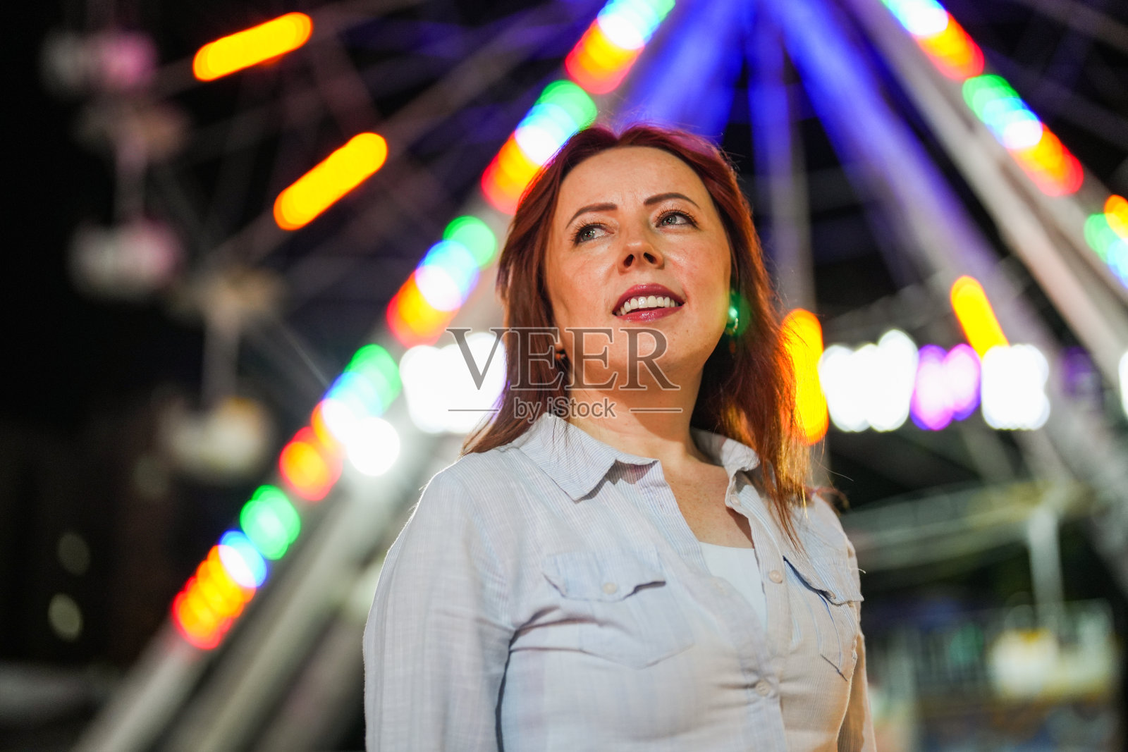 女人的肖像在城市的彩色模糊的灯光前照片摄影图片