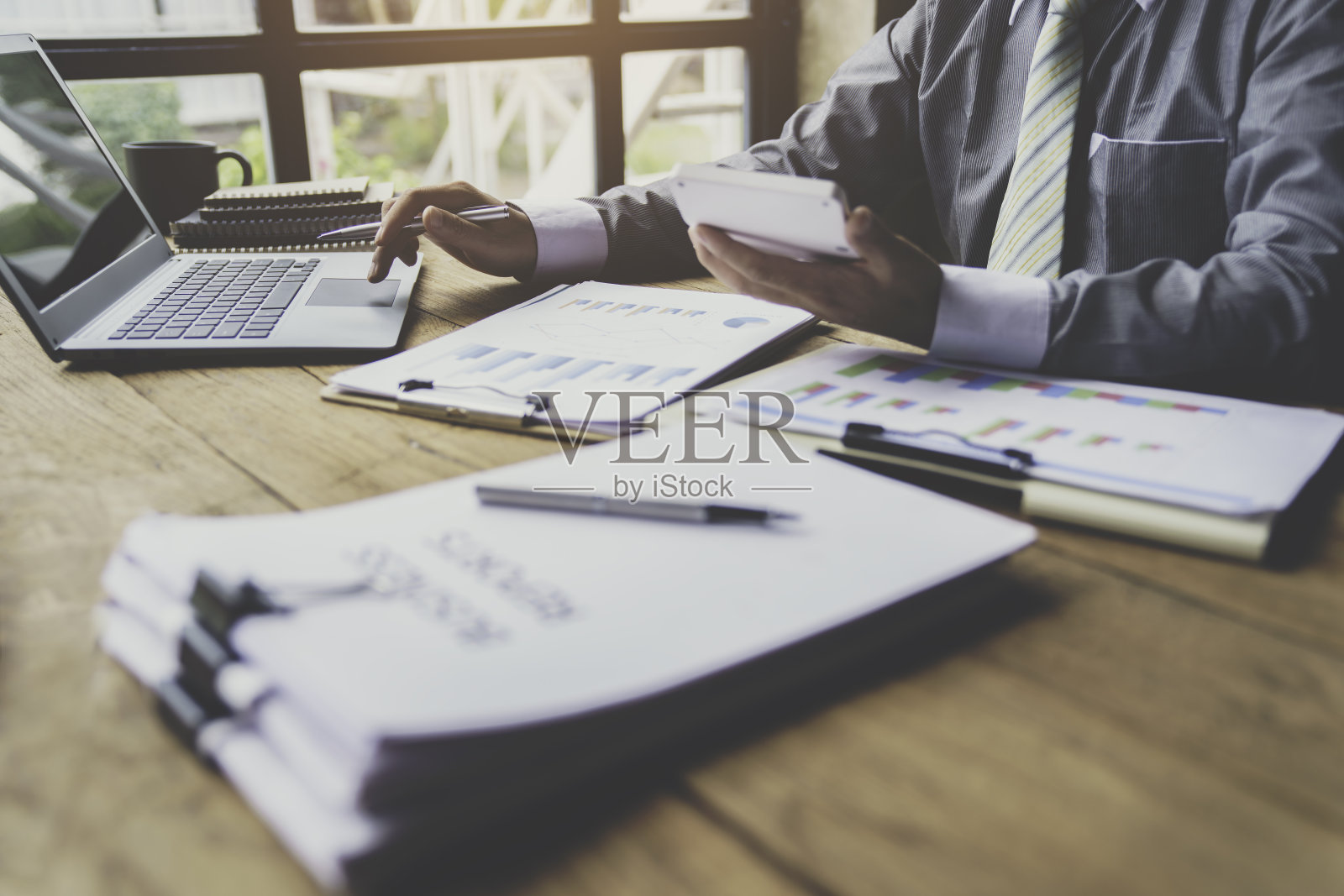 会计师计算财务报告，商务人士用图表在电脑上分析图形。商业、金融和会计概念照片摄影图片