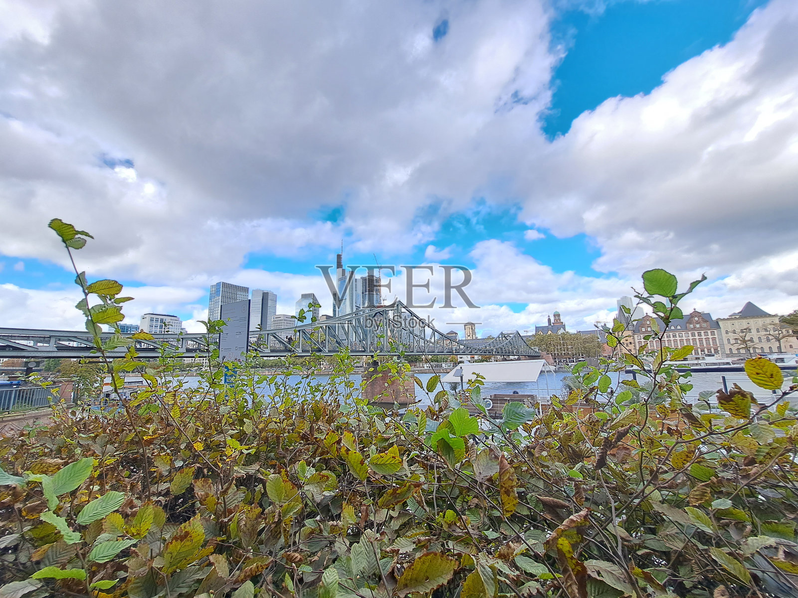 以法兰克福为背景的工厂和Eiserner Steg桥照片摄影图片