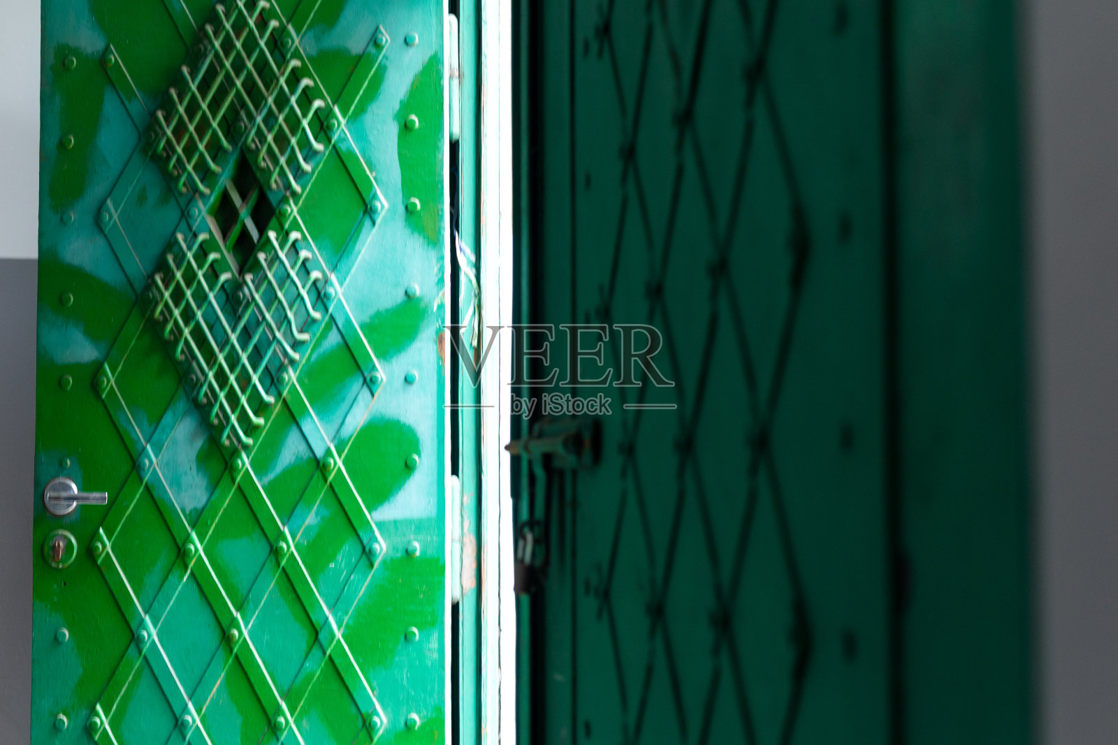 公寓里的绿门照片摄影图片