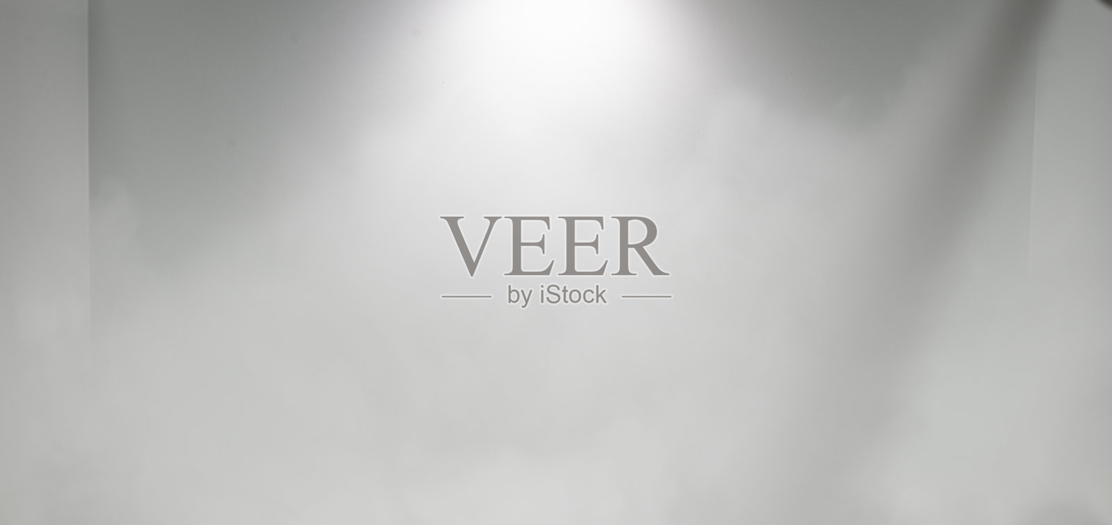 一个白色的舞台场景与空白的空间和阴霾与光的图片。照片摄影图片