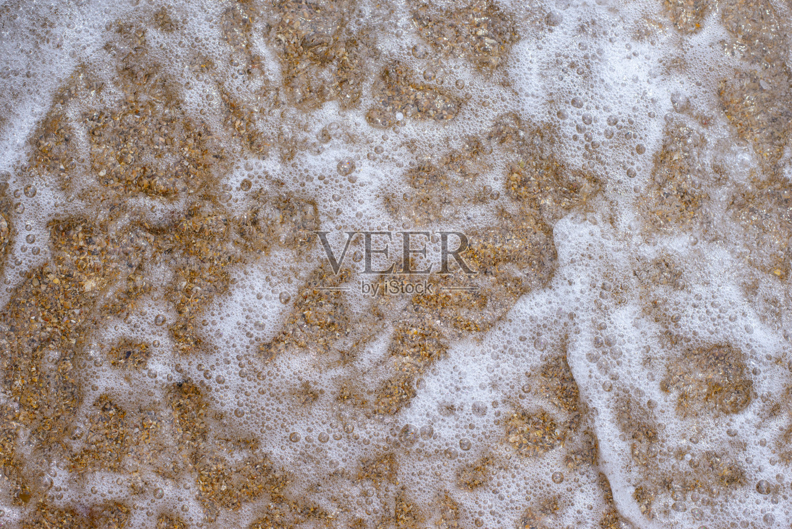 海浪拍打着海岸。照片摄影图片