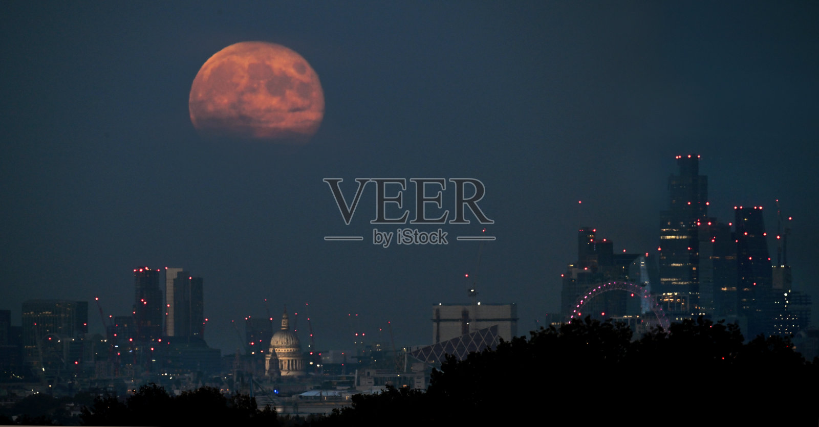 万圣节的月亮照片摄影图片