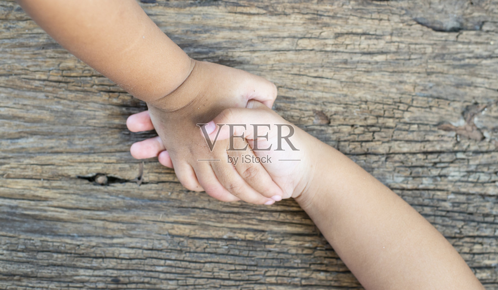 一只代表友谊和爱的手。照片摄影图片