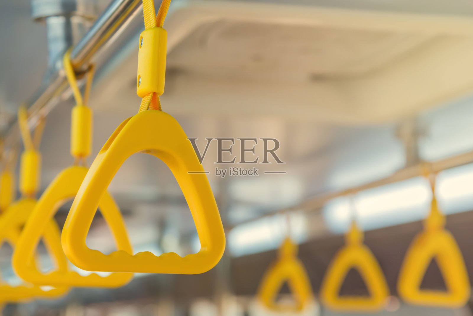 公共汽车顶棚上为站着的乘客设置的把手照片摄影图片