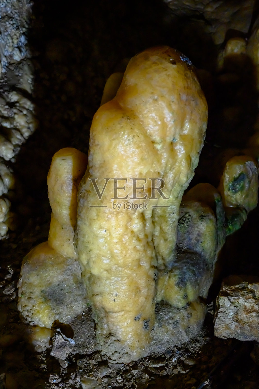 高加索山脉中有钟乳石和石笋的洞穴。照片摄影图片