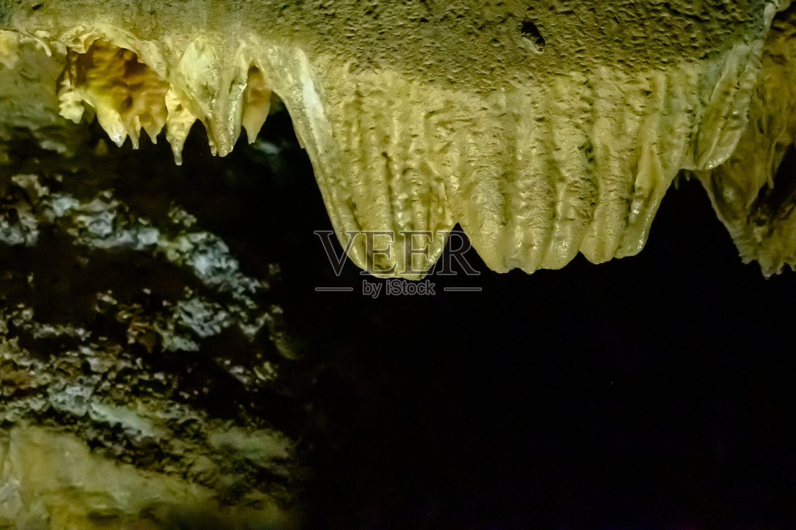 高加索山脉中有钟乳石和石笋的洞穴。照片摄影图片