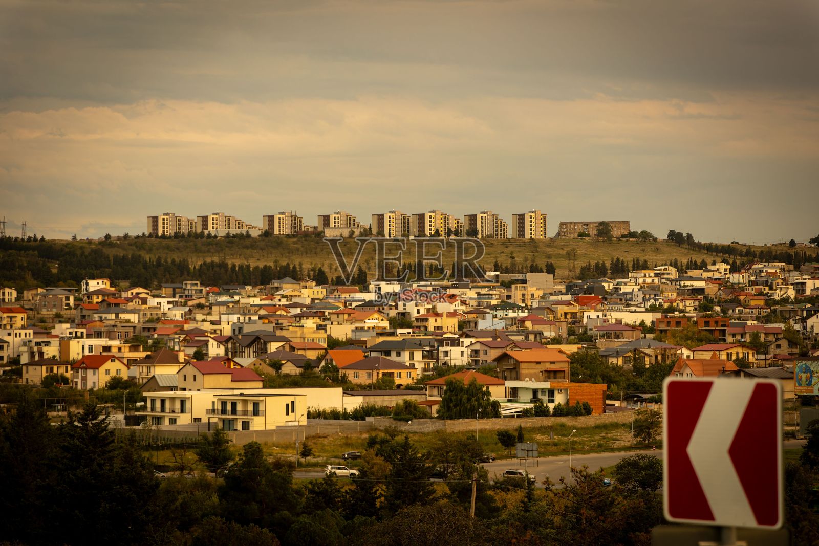金色的夕阳照亮了格鲁吉亚第比利斯的天际线照片摄影图片
