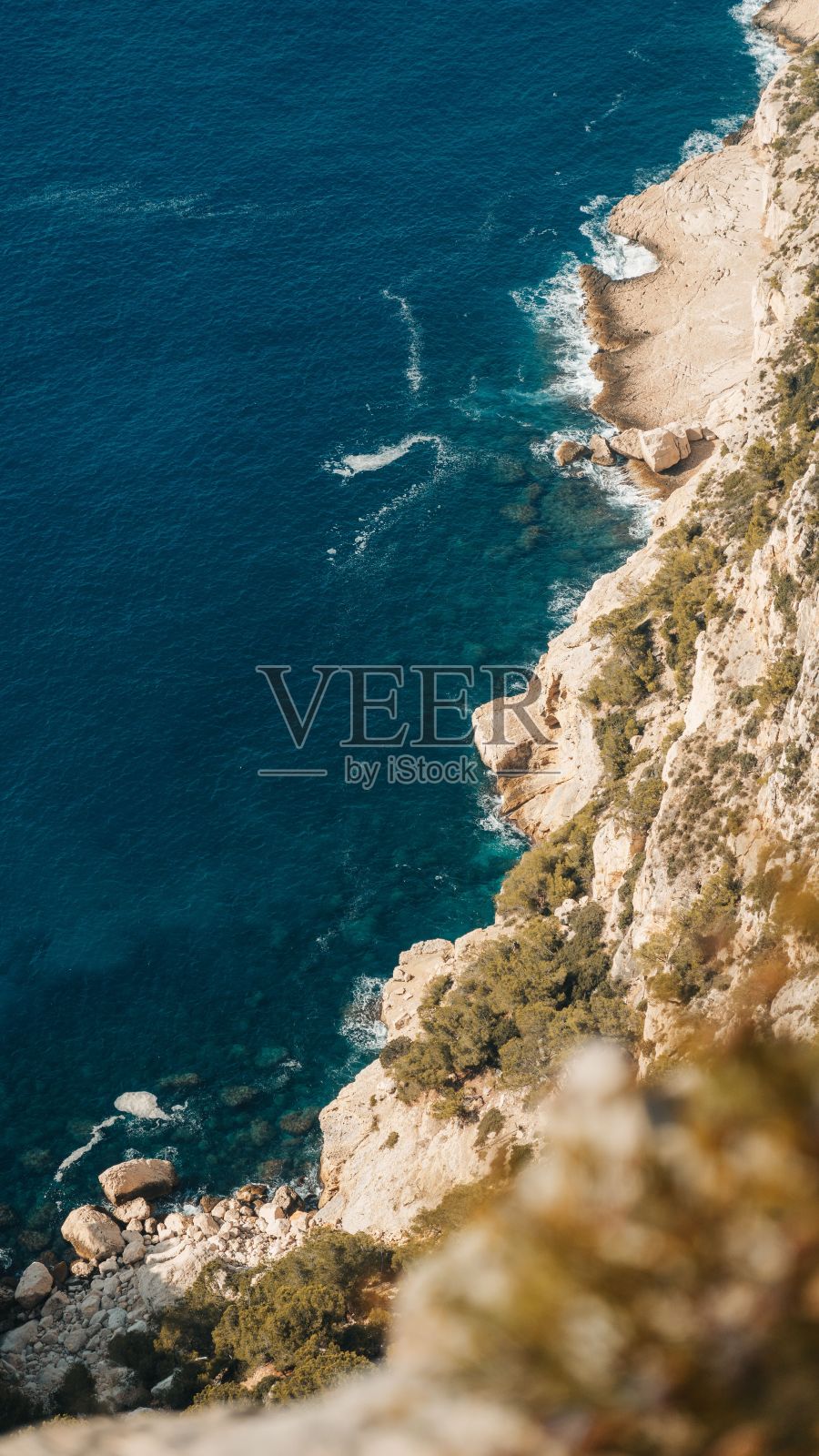 一个宁静的湖泊被郁郁葱葱的青山环绕照片摄影图片