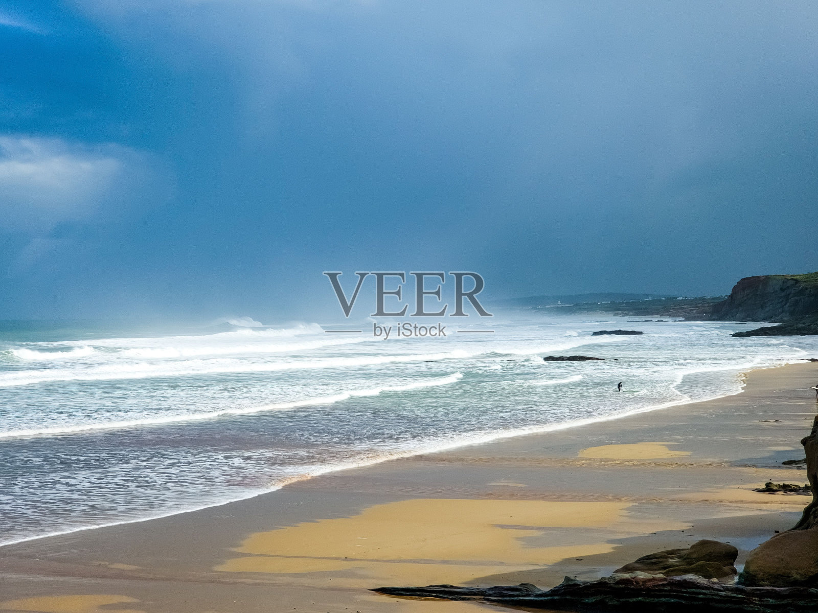 充满活力的海景，岩石海岸线被阳光照亮，海浪拍打着海岸照片摄影图片