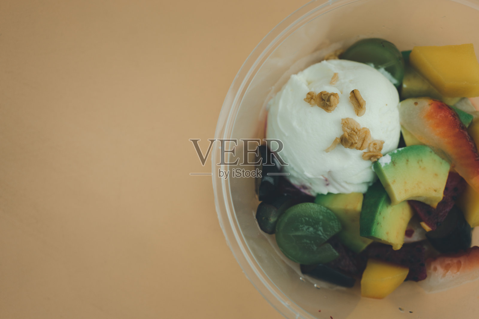 新鲜的水果沙拉和酸奶放在一个盒子塑料容器。照片摄影图片