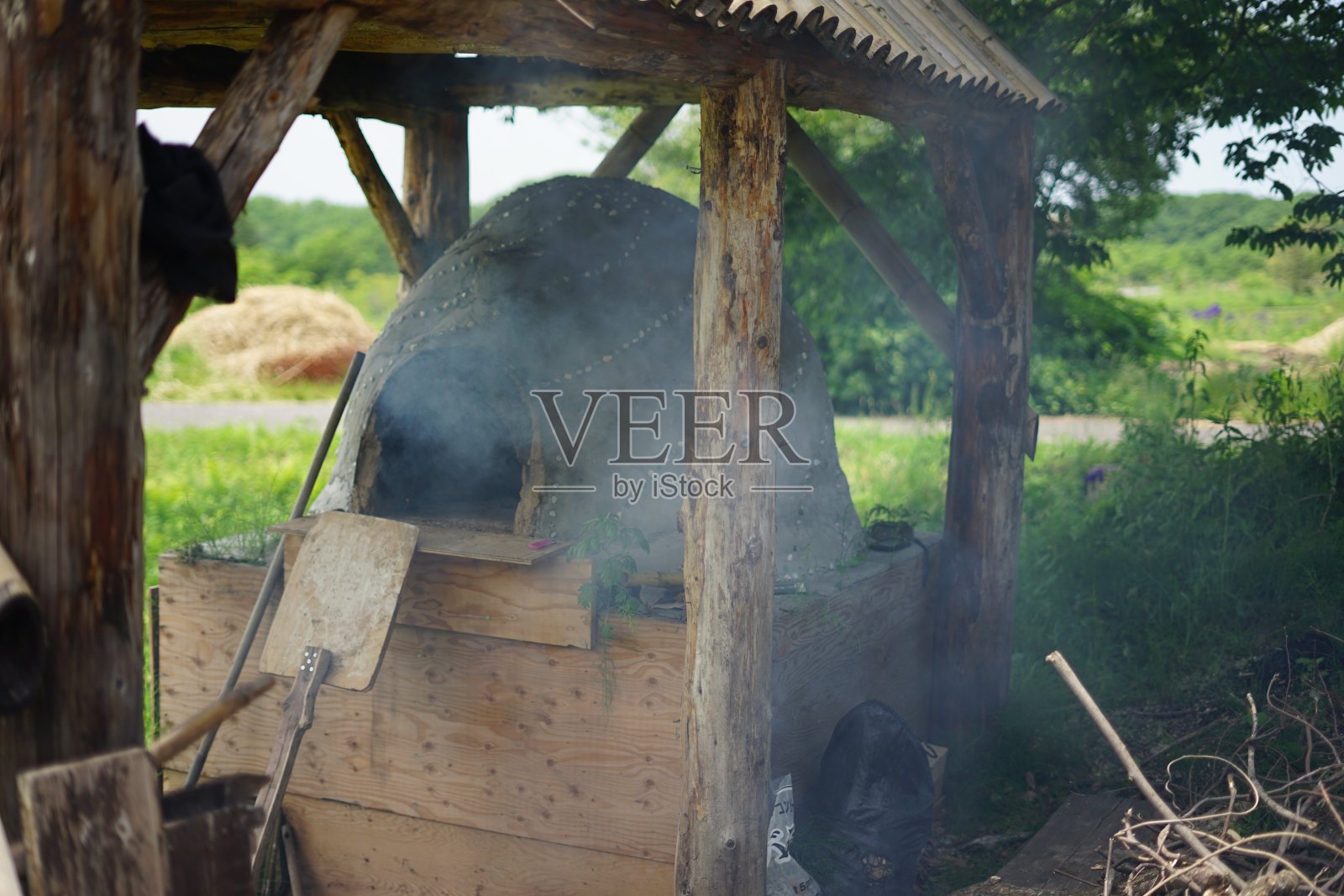 自然中披萨烤箱的烟雾照片摄影图片