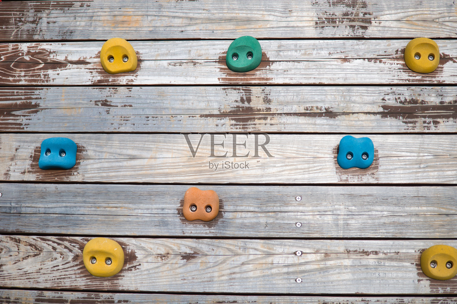 公园运动区的彩色攀岩墙照片摄影图片